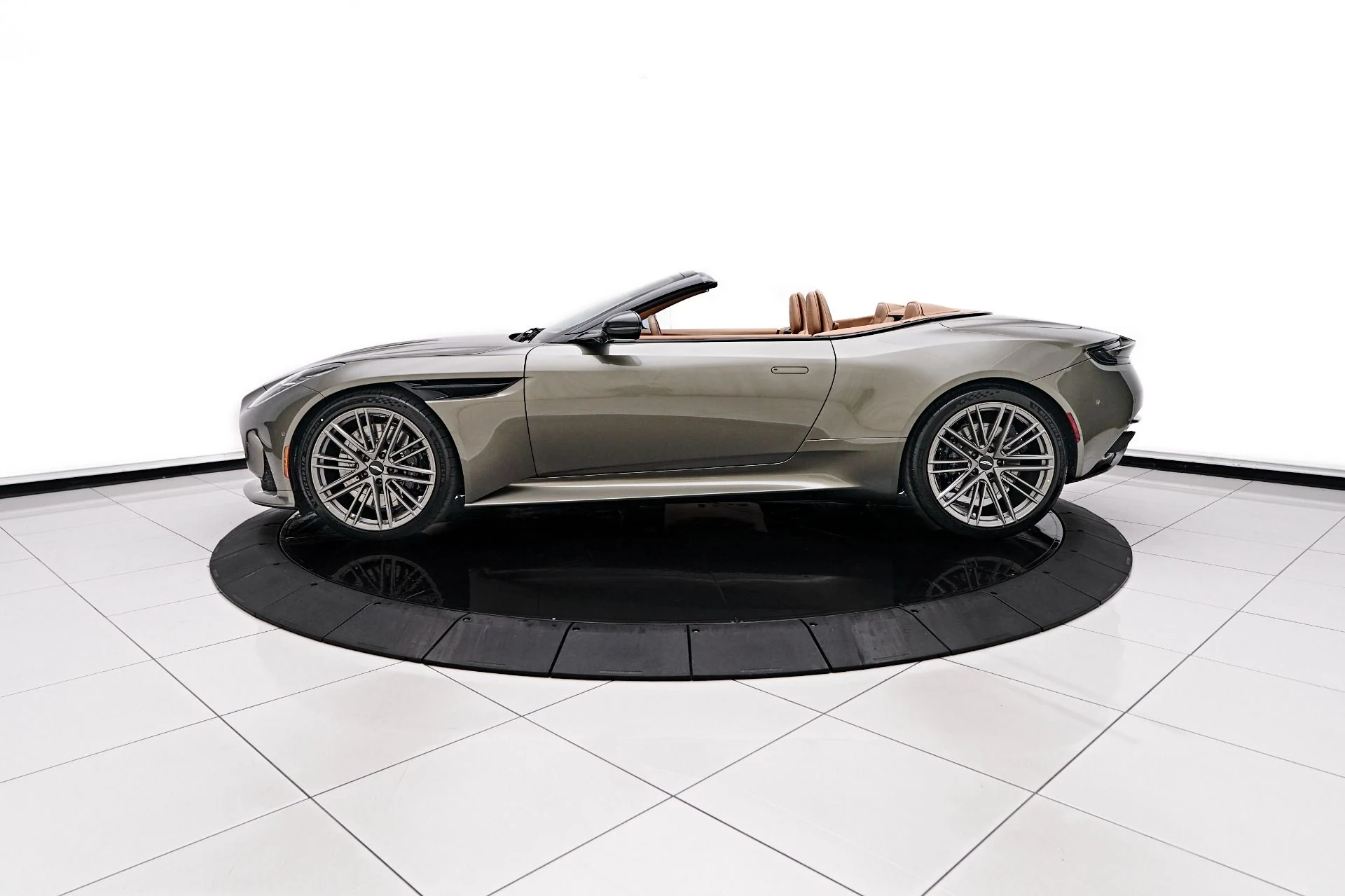 mph009_2512410626_Used_2024_Aston_Martin_DB_12_Volante_1731606794_eb77222d8d