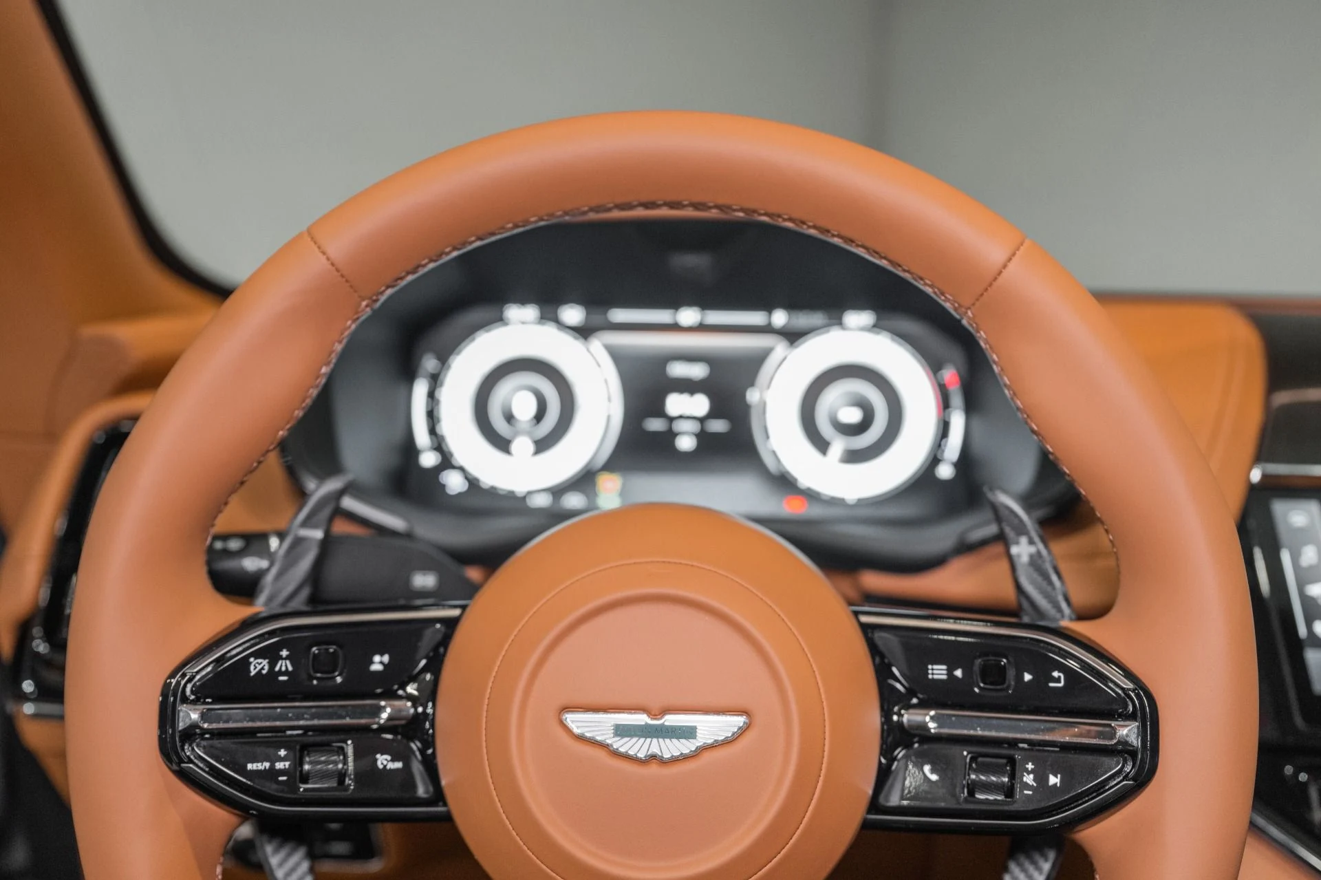 mph009_2531800296_New_2026_Aston_Martin_DBX_707_1786372165_12bb32d22d