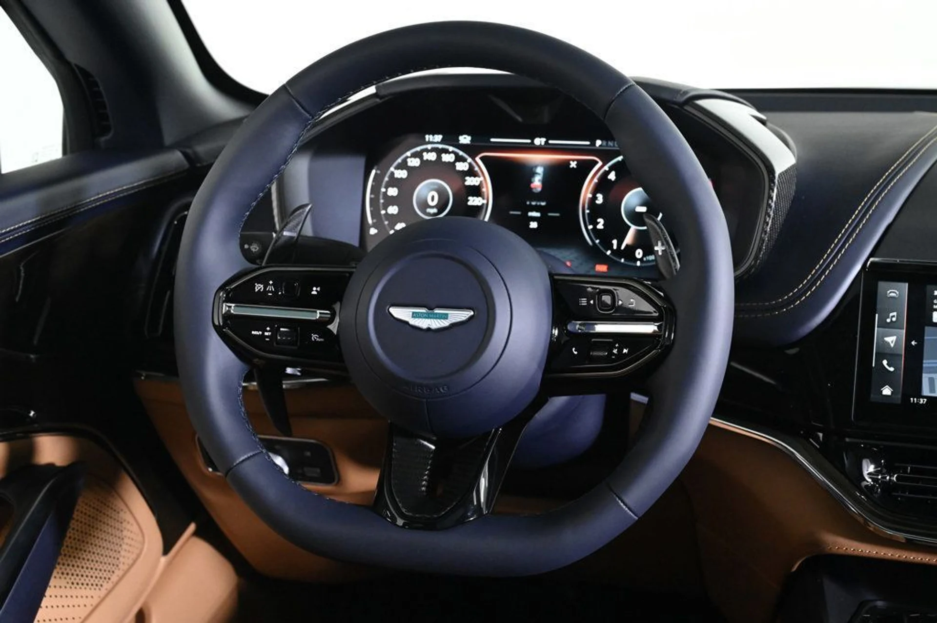 mph009_2546590028_new_2026_aston_martin_dbx_707awd_11350_22969414_10_1024_dc3d3170a3