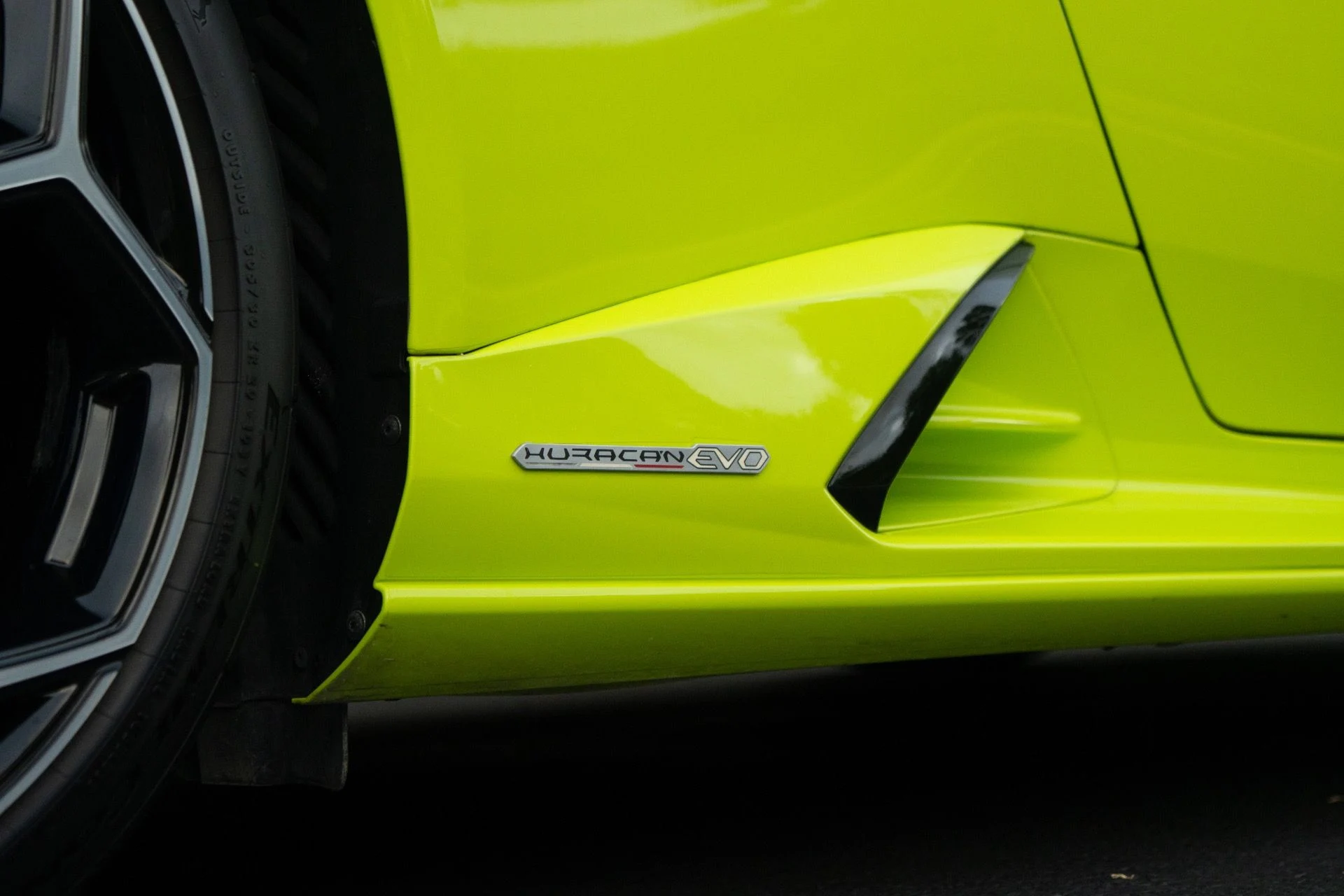 mph009_2565363095_Used_2020_Lamborghini_Huracan_EVO_1764467983_ed0afc299c