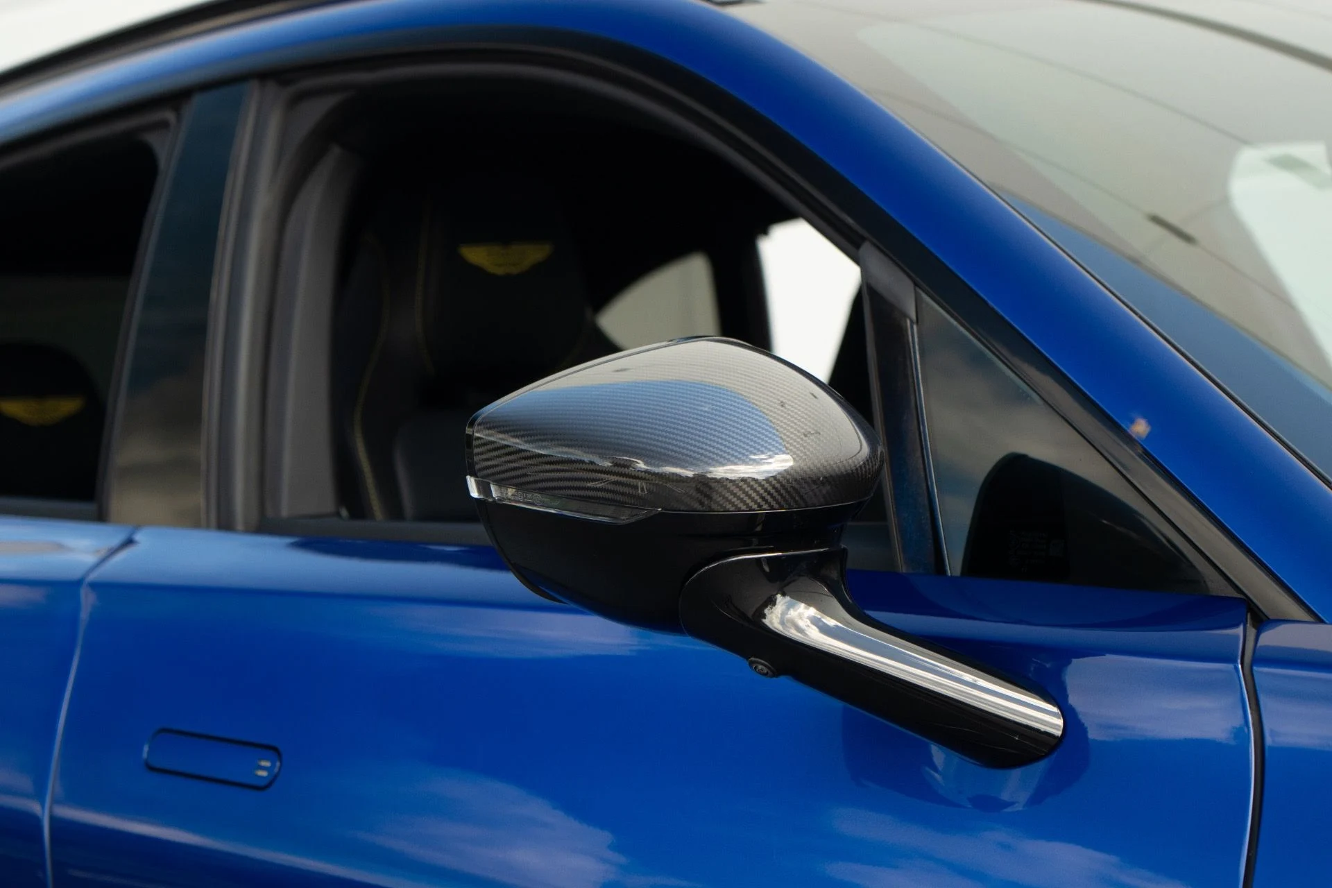 mph009_257192567_Used_2025_Aston_Martin_DBX_707_1764700714_84c854983e