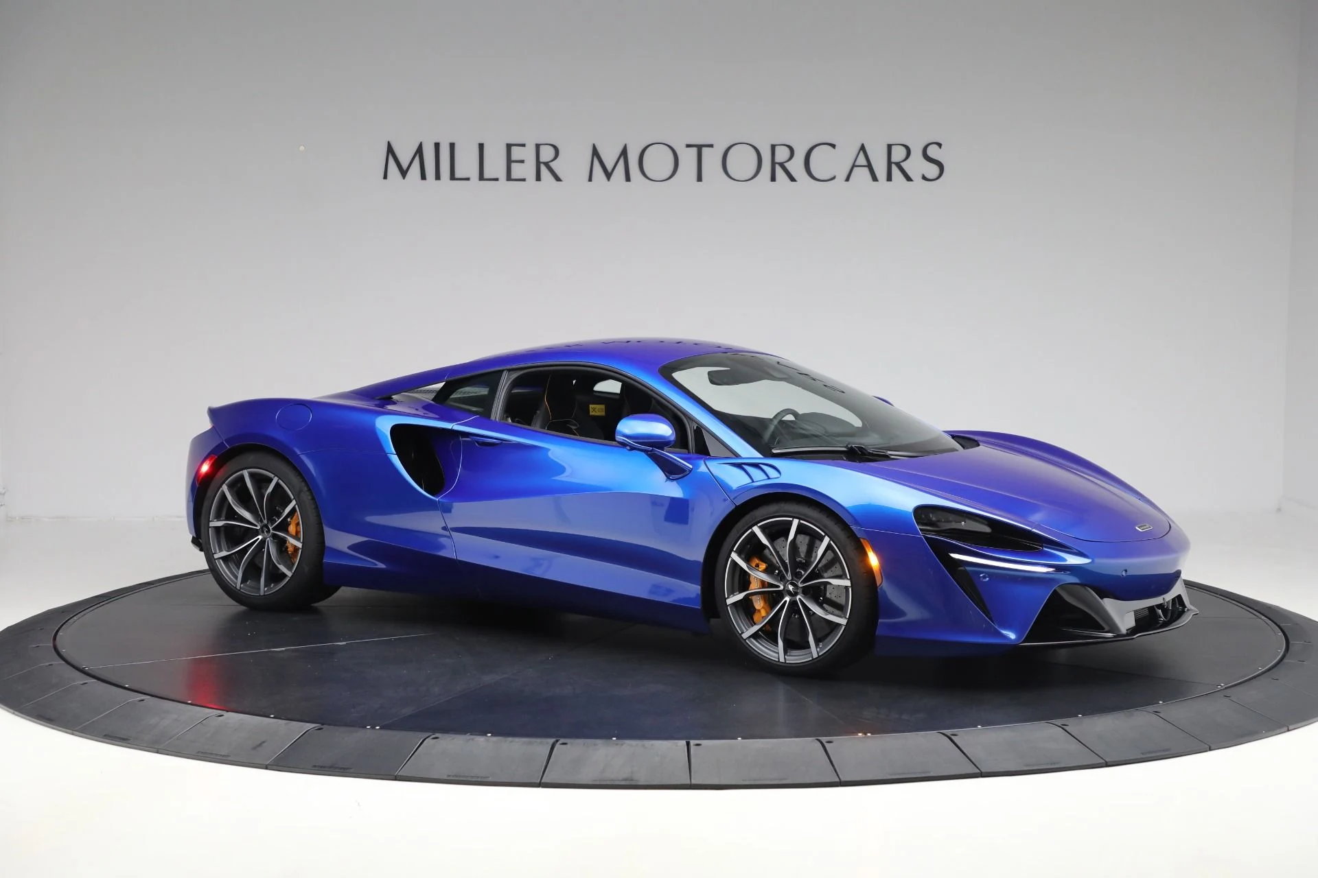 mph009_2574817250_Used_2024_Mc_Laren_Artura_Vision_545cc0e811