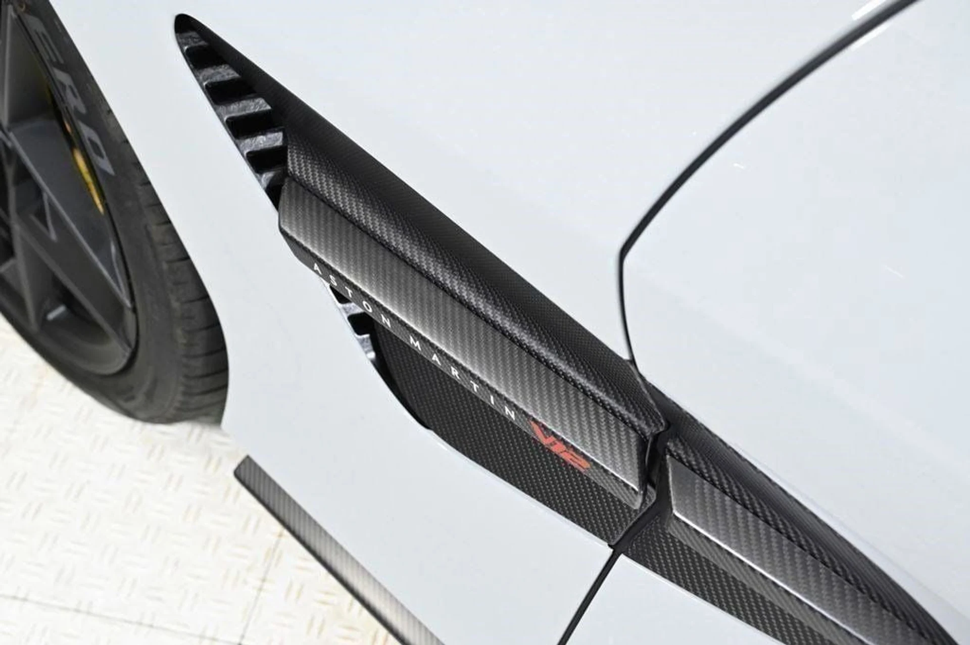 mph009_2634366890_used_2025_aston_martin_vanquish_coupe_11350_22829268_9_1024_25ba22b4df