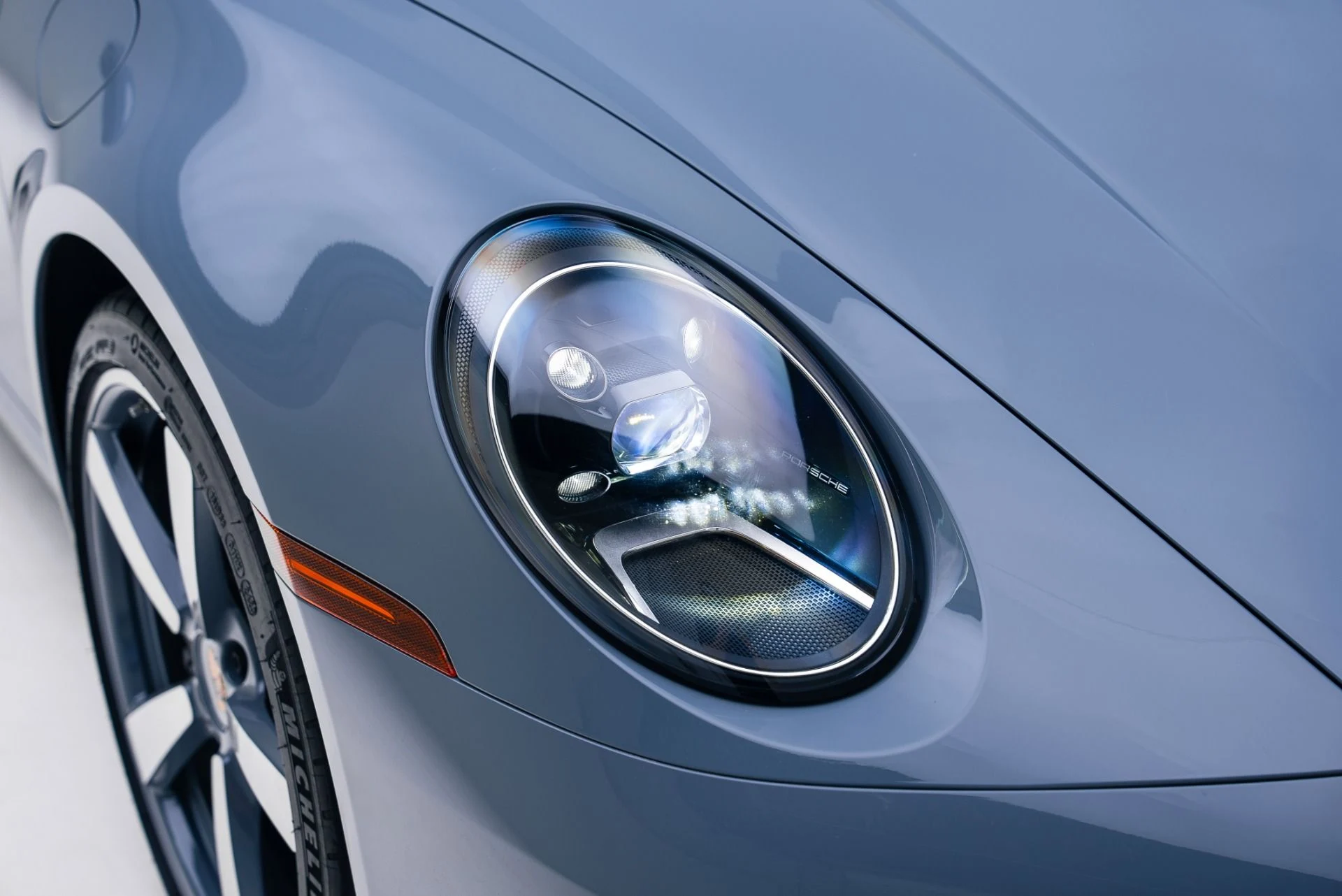 mph009_2699371609_Used_2024_Porsche_911_Carrera_1765496853_407f40f39f