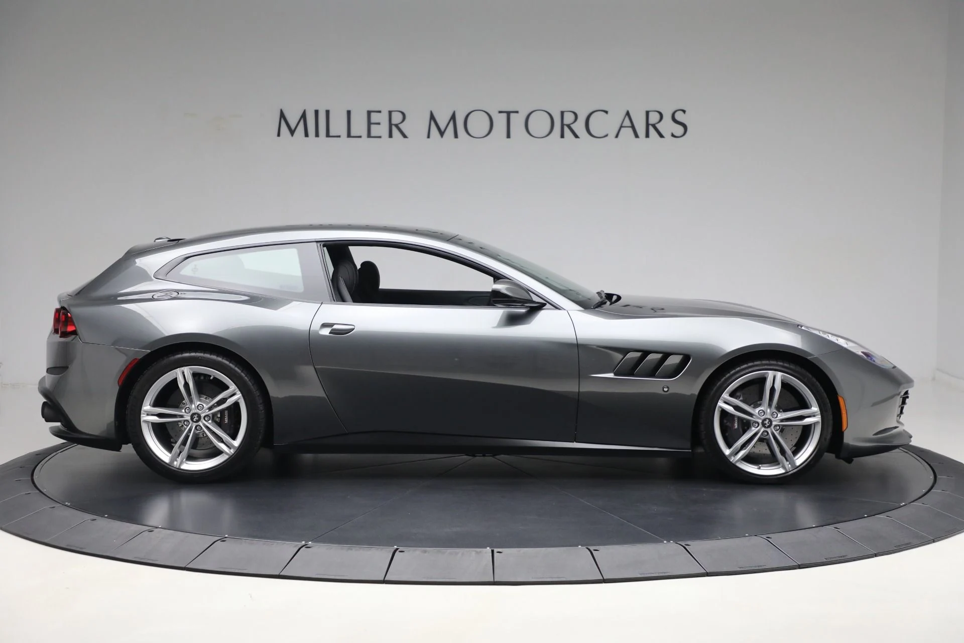 mph009_2714717446_Used_2019_Ferrari_GTC_4_Lusso_1731632886_9f57f9fe9d