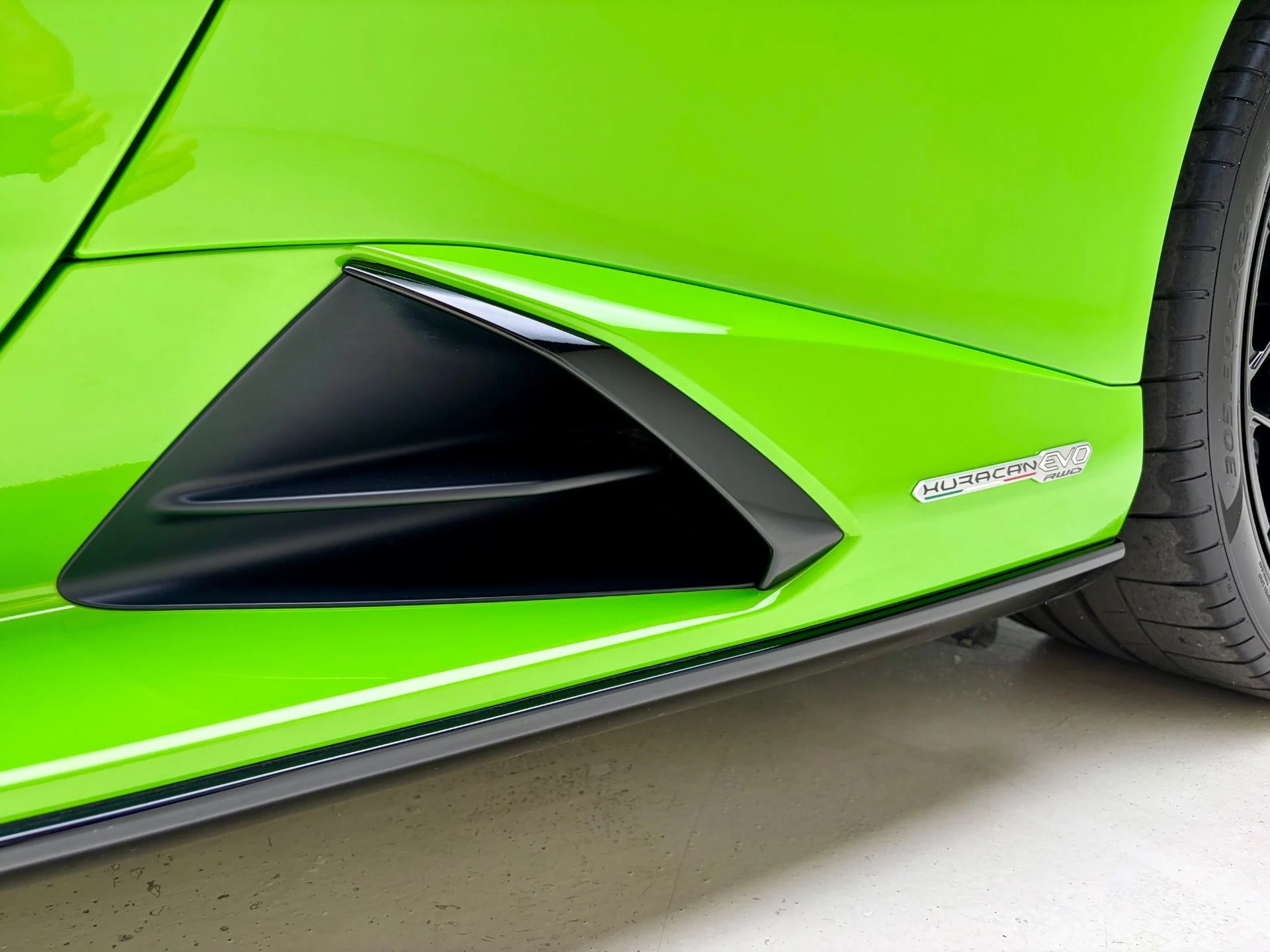 mph009_2748703740_Used_2022_Lamborghini_Huracan_EVO_1777741279_bf2f70a69a