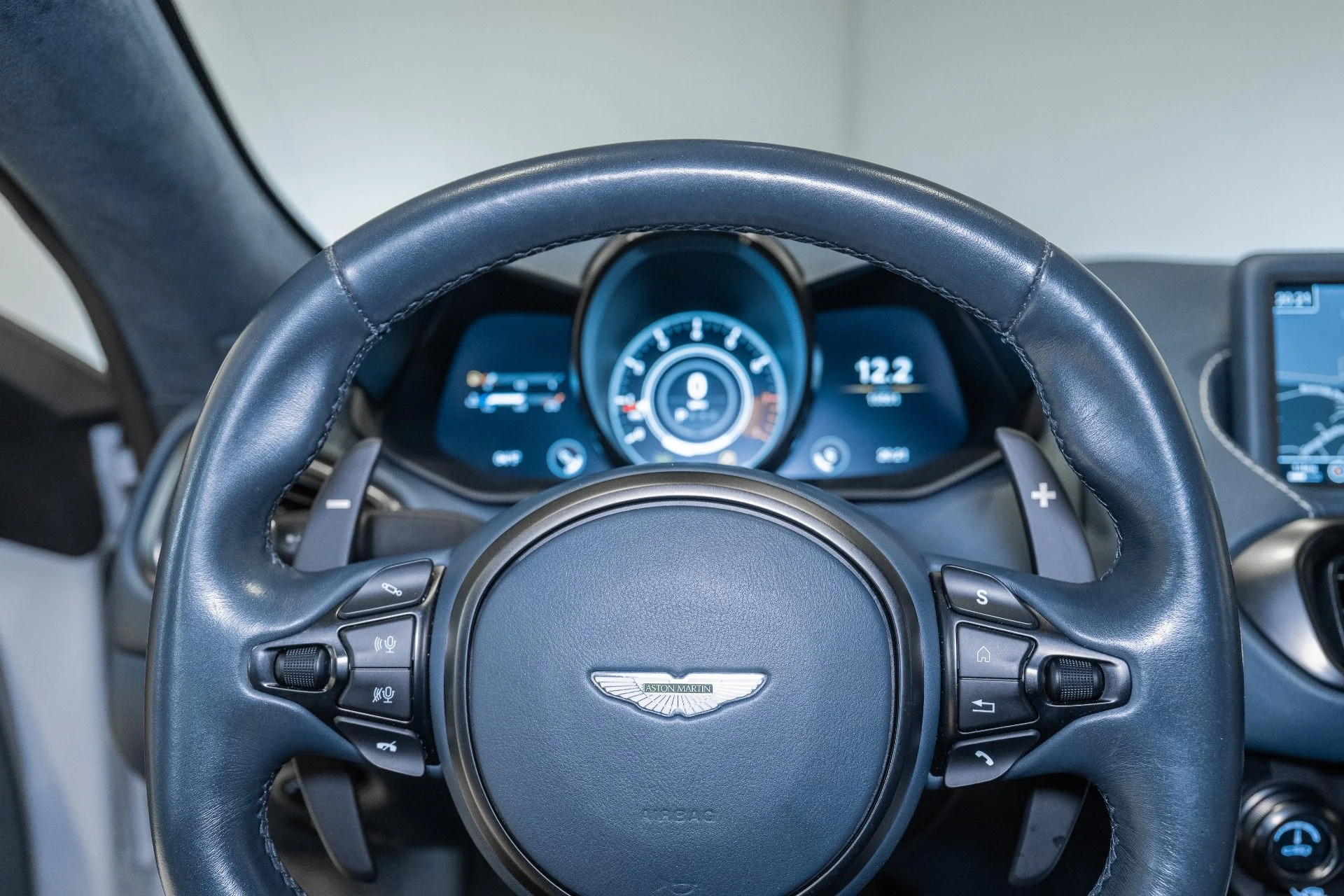 mph009_2788834452_Used_2019_Aston_Martin_Vantage_1790176494_4cd55aad0c