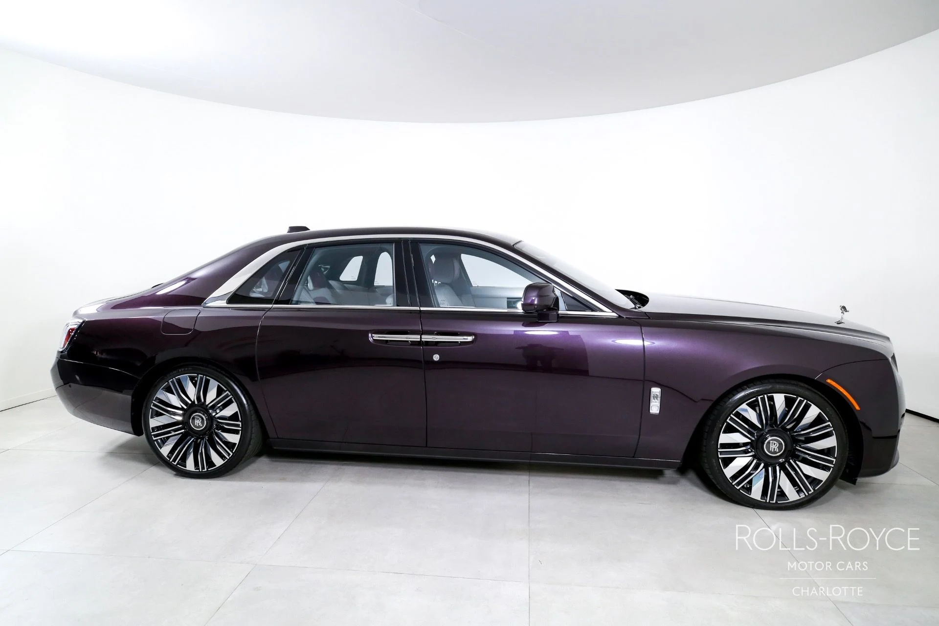 mph009_2804116043_Used_2025_Rolls_Royce_Ghost_1759510199_ae7ae26602