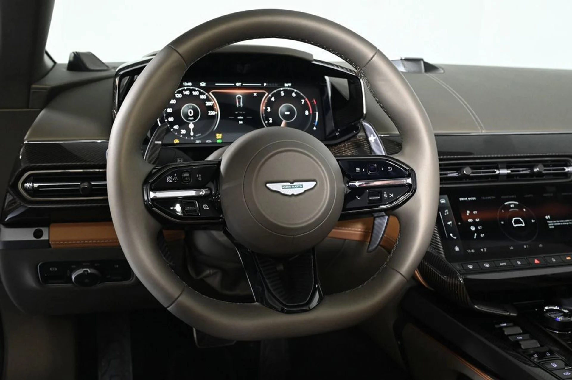 mph009_2821180437_new_2026_aston_martin_vanquish_volante_11350_22992982_10_1024_71f3f3e740