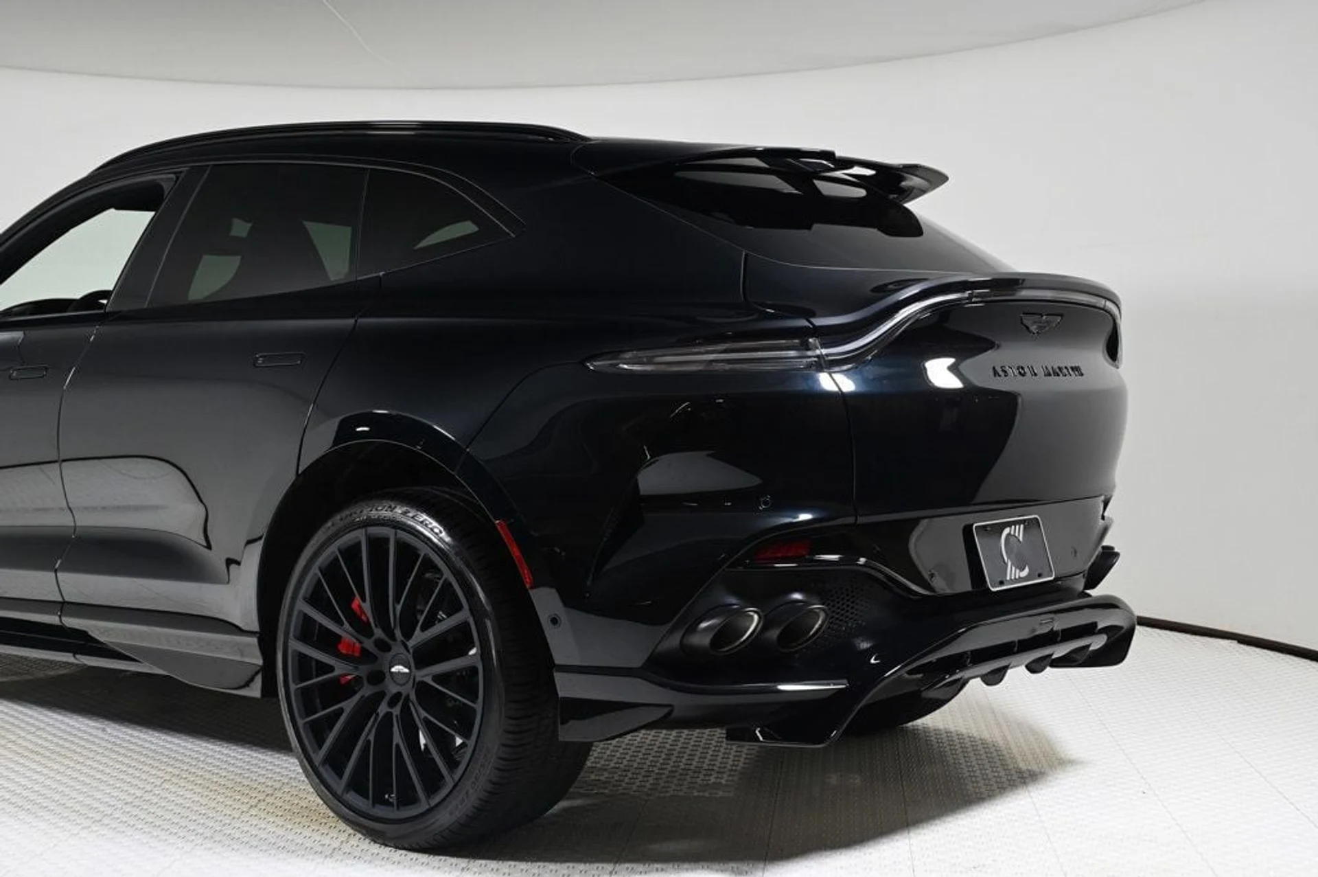 mph009_2824141343_used_2025_aston_martin_dbx_707_11350_22917533_9_1024_f6aa45b790