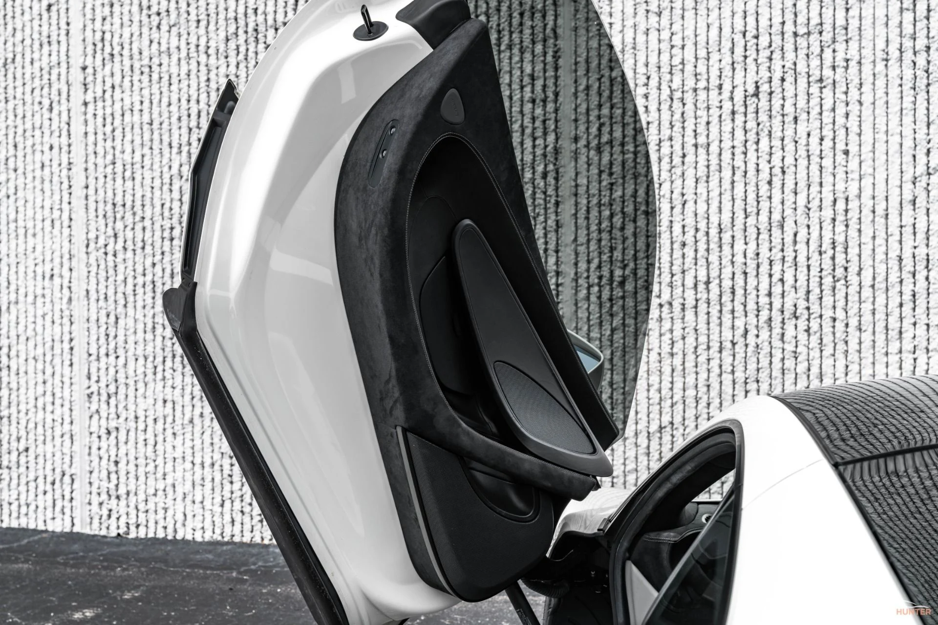 mph009_2842602562_Used_2017_Mc_Laren_570_GT_w_Carbon_Fiber_Interior_Pack_Two_Tone_White_Black_Interior_1762205612_0e8c6458af