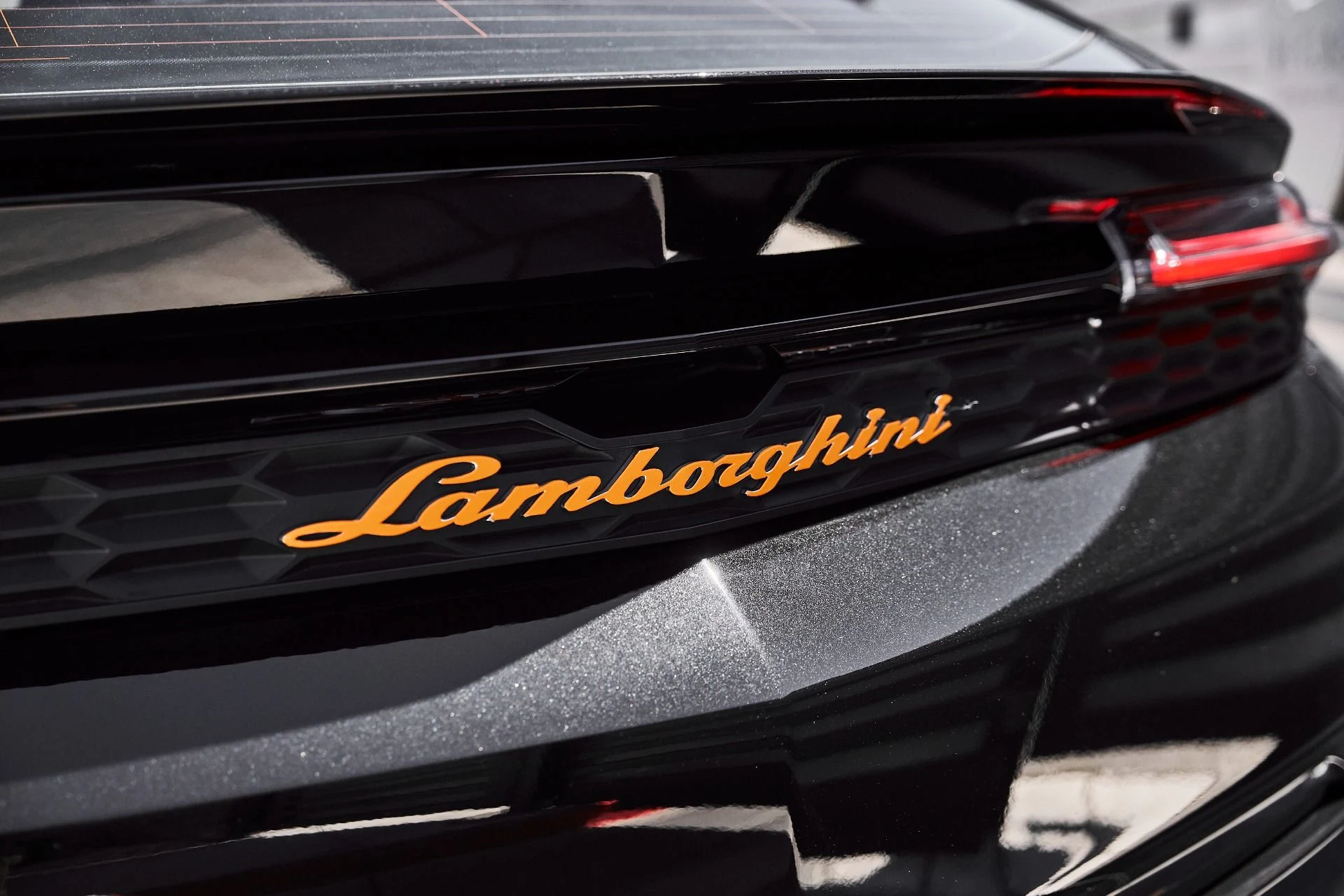 mph009_2848033366_Used_2025_Lamborghini_Urus_SE_1779991973_4ec20d2260