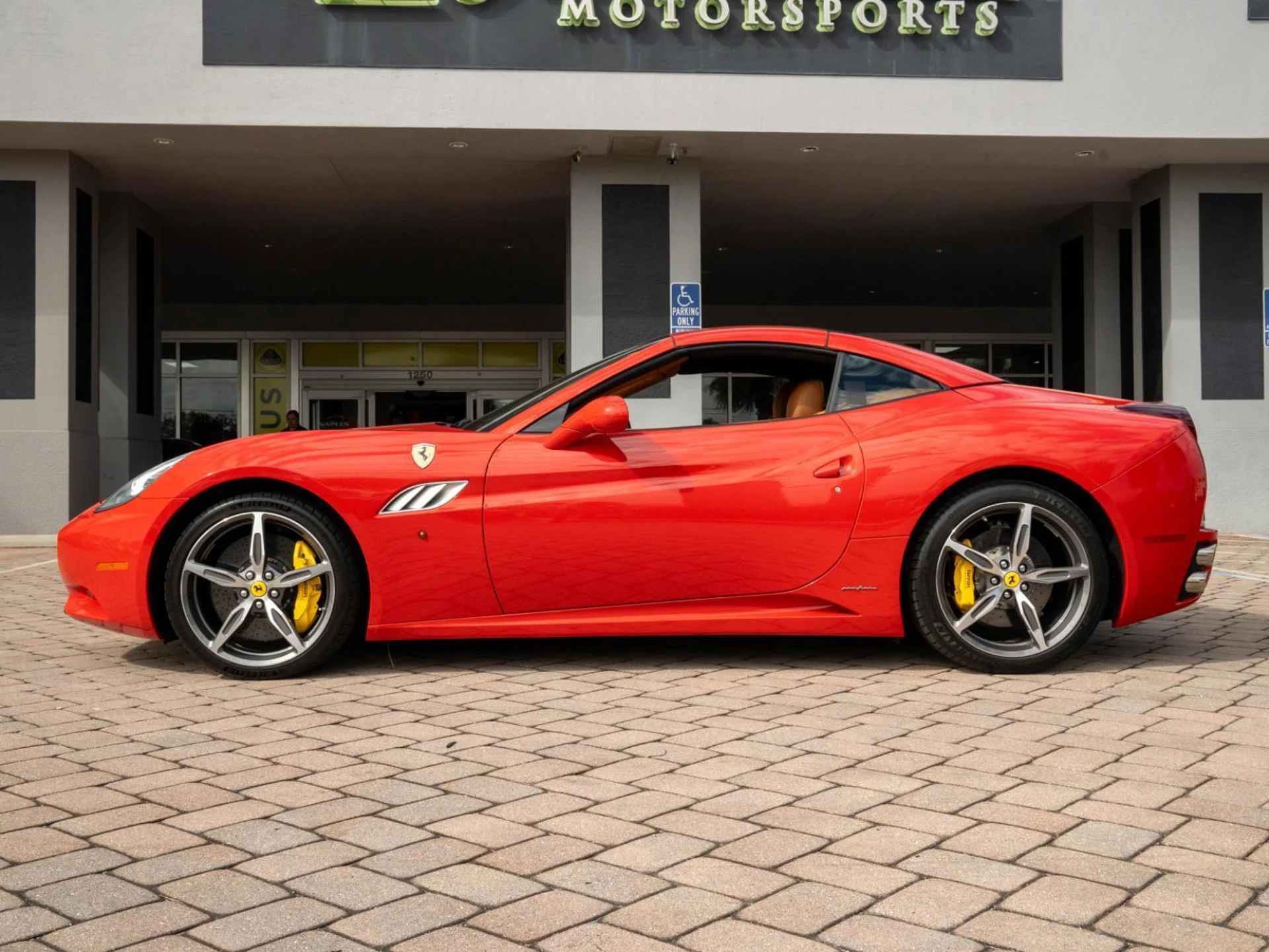 mph009_2865621631_Used_2014_ferrari_California_2dr_Conv_1770286895_941aee41a6