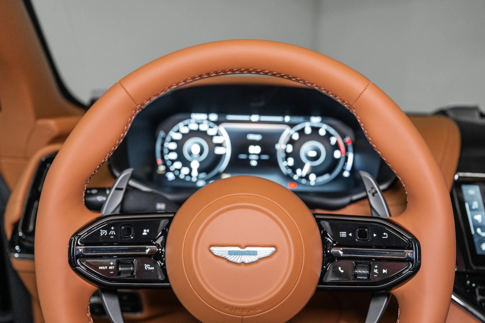 mph009_2868983355_New_2026_ASTON_MARTIN_DBX_707_1759283914_3130da8988
