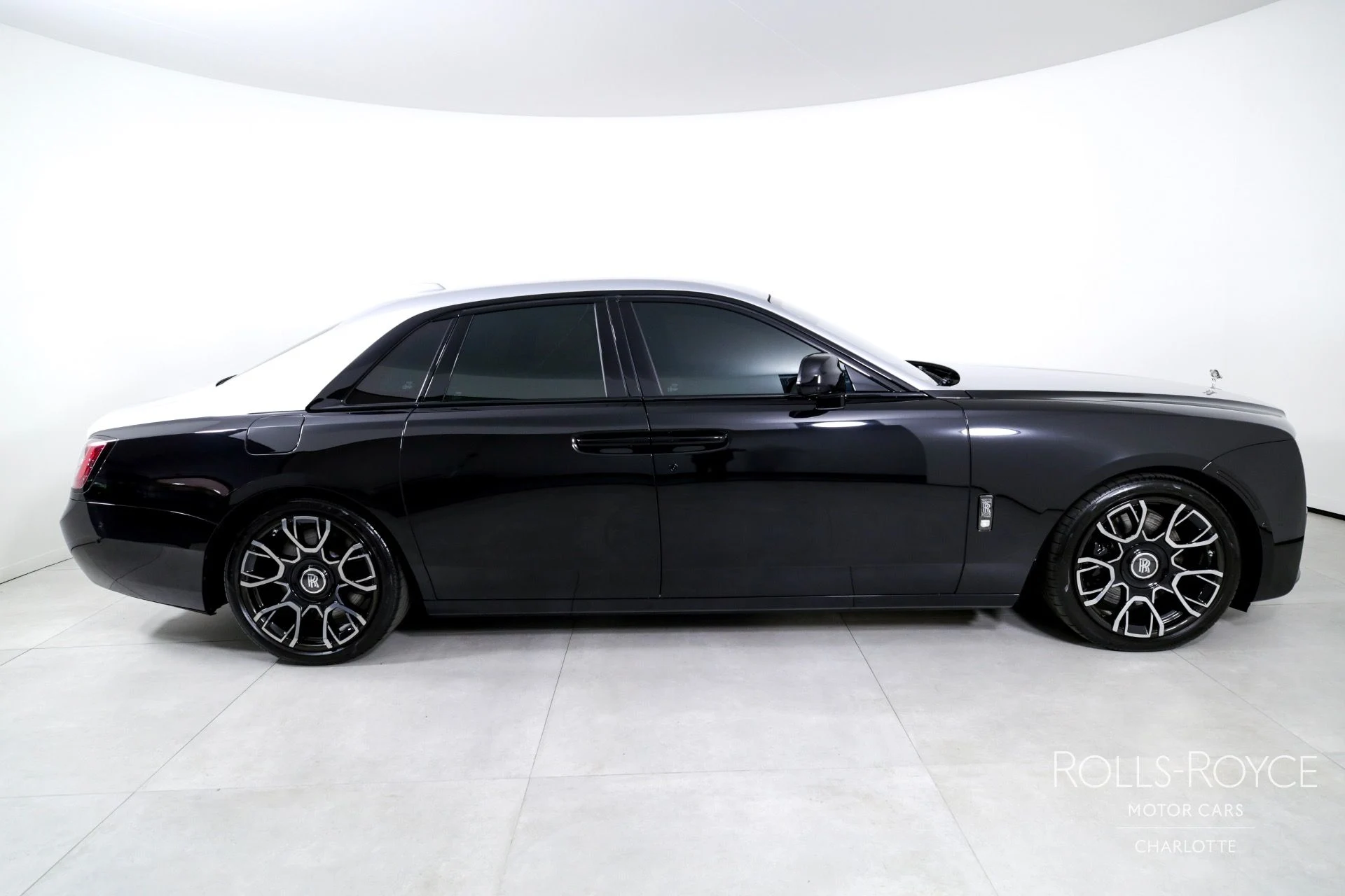 mph009_2876434945_Used_2022_Rolls_Royce_Black_Badge_Ghost_1713469373_05e39ee844