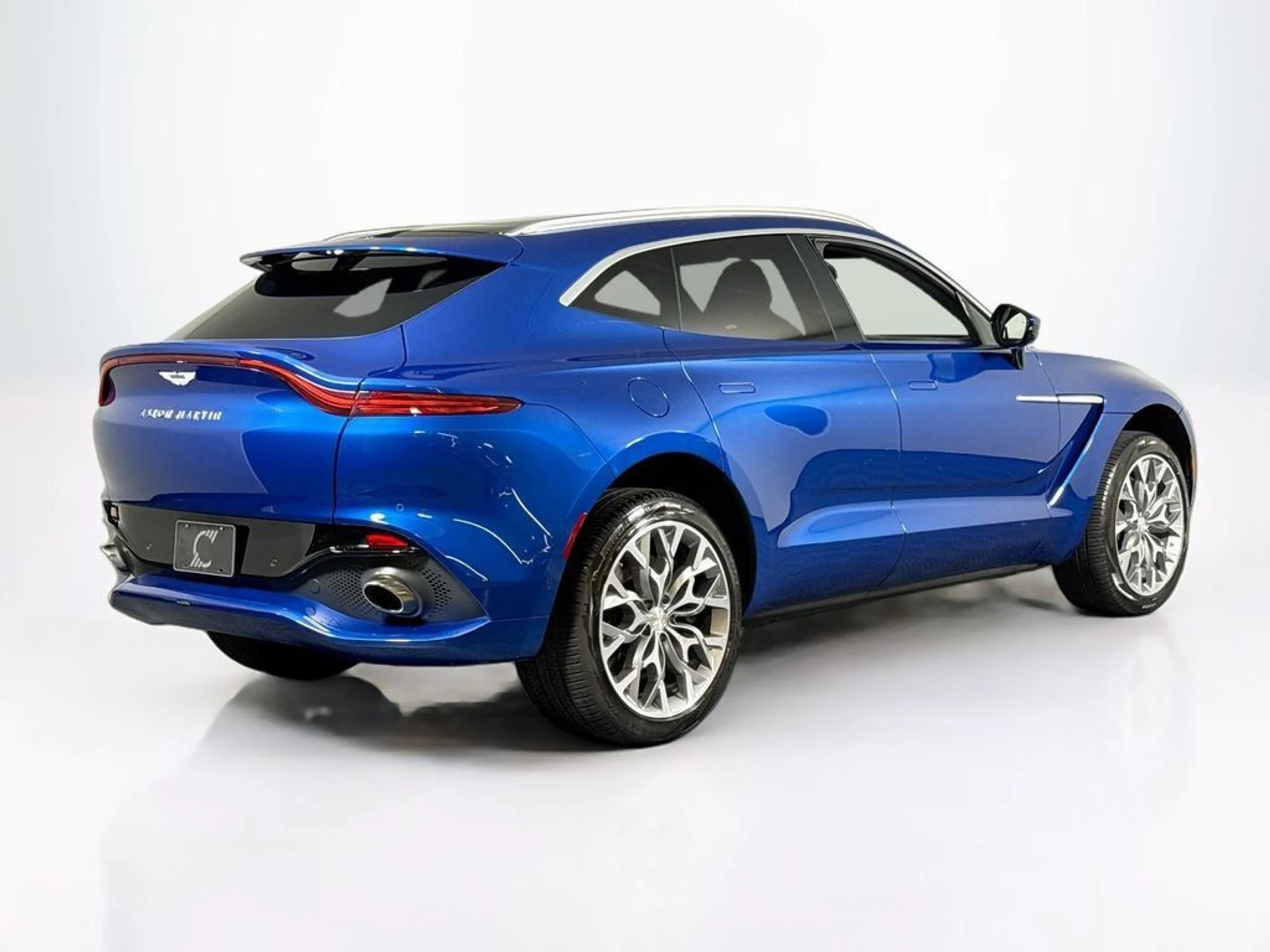 mph009_2910463142_used_2023_aston_martin_dbx_550_11350_23049541_10_1024_175230ea8b