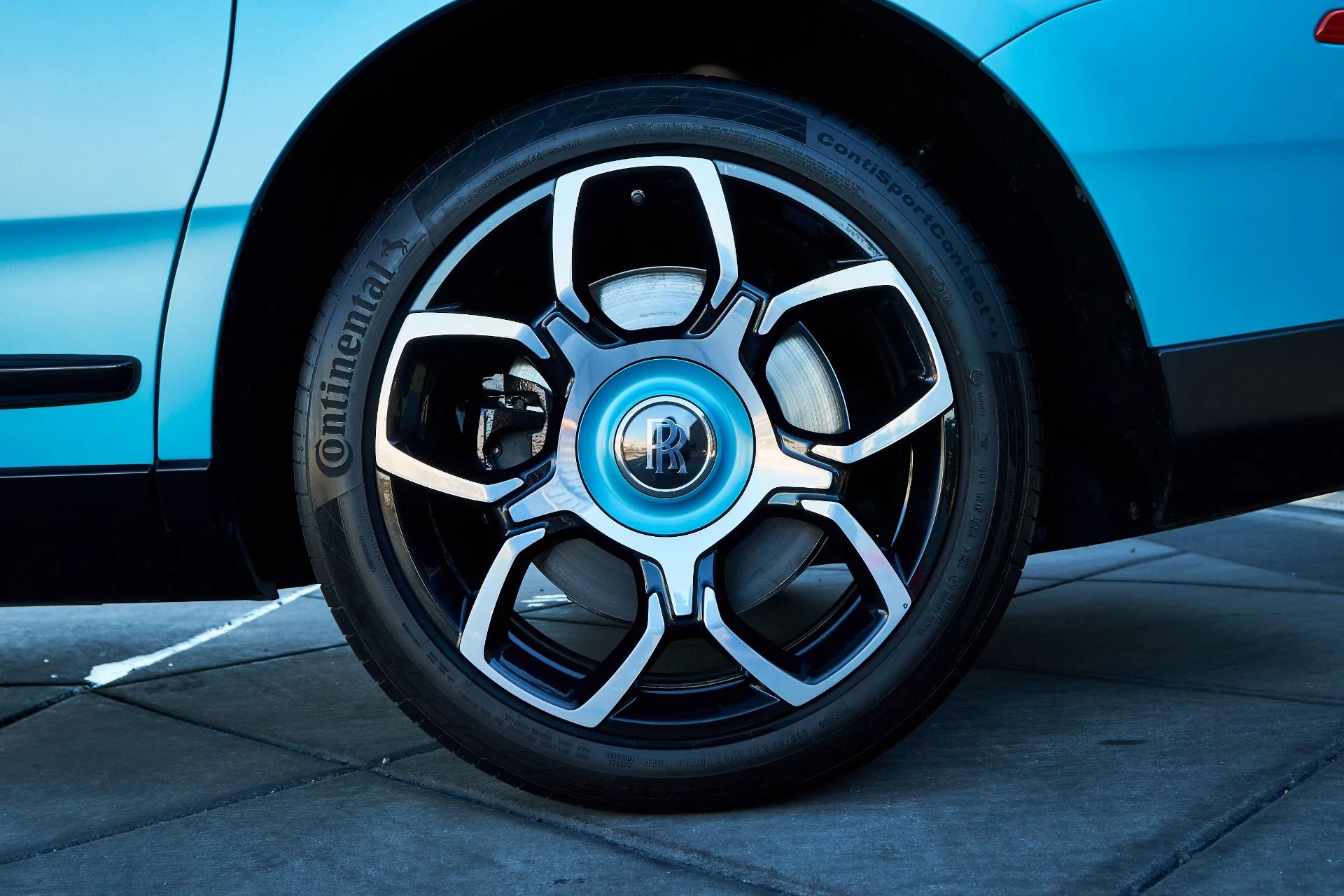 mph009_2919967977_Used_2022_Rolls_Royce_Cullinan_Black_Badge_1765410980_e7da1e3163