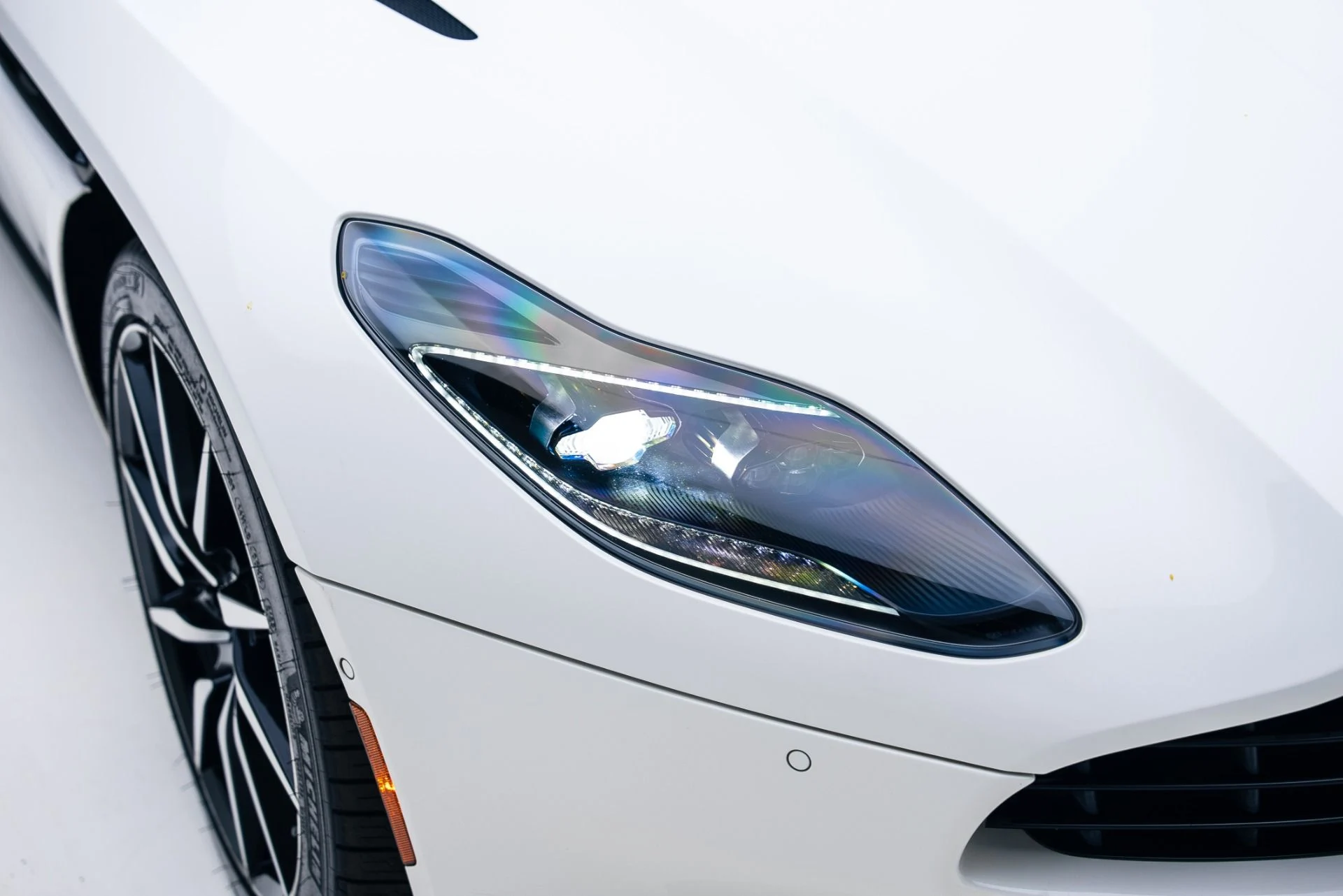 mph009_2920988951_Used_2020_Aston_Martin_DB_11_Volante_1764802988_8a5ca71a35