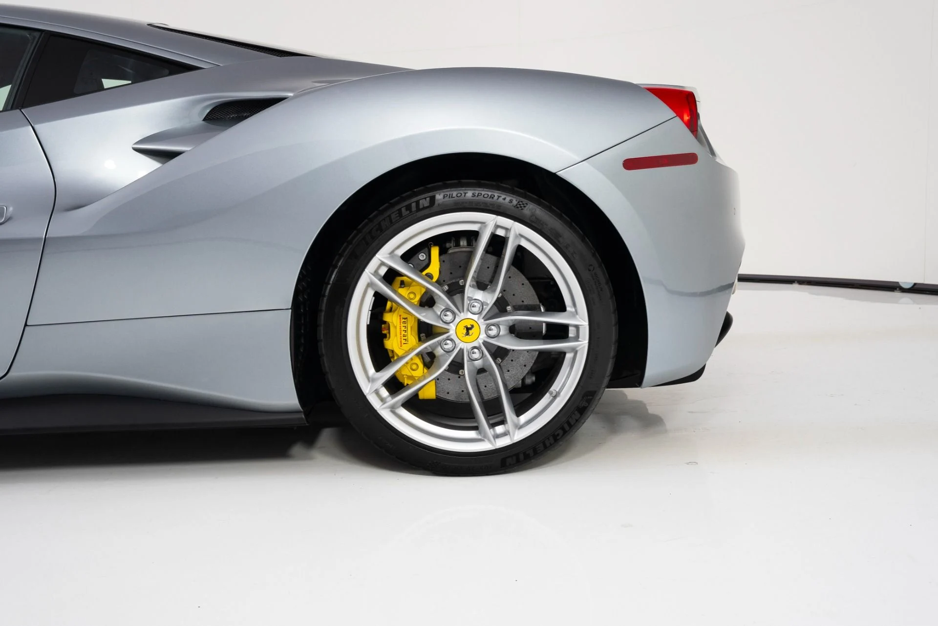mph009_2932028710_Used_2018_Ferrari_488_GTB_1745605857_703d374413
