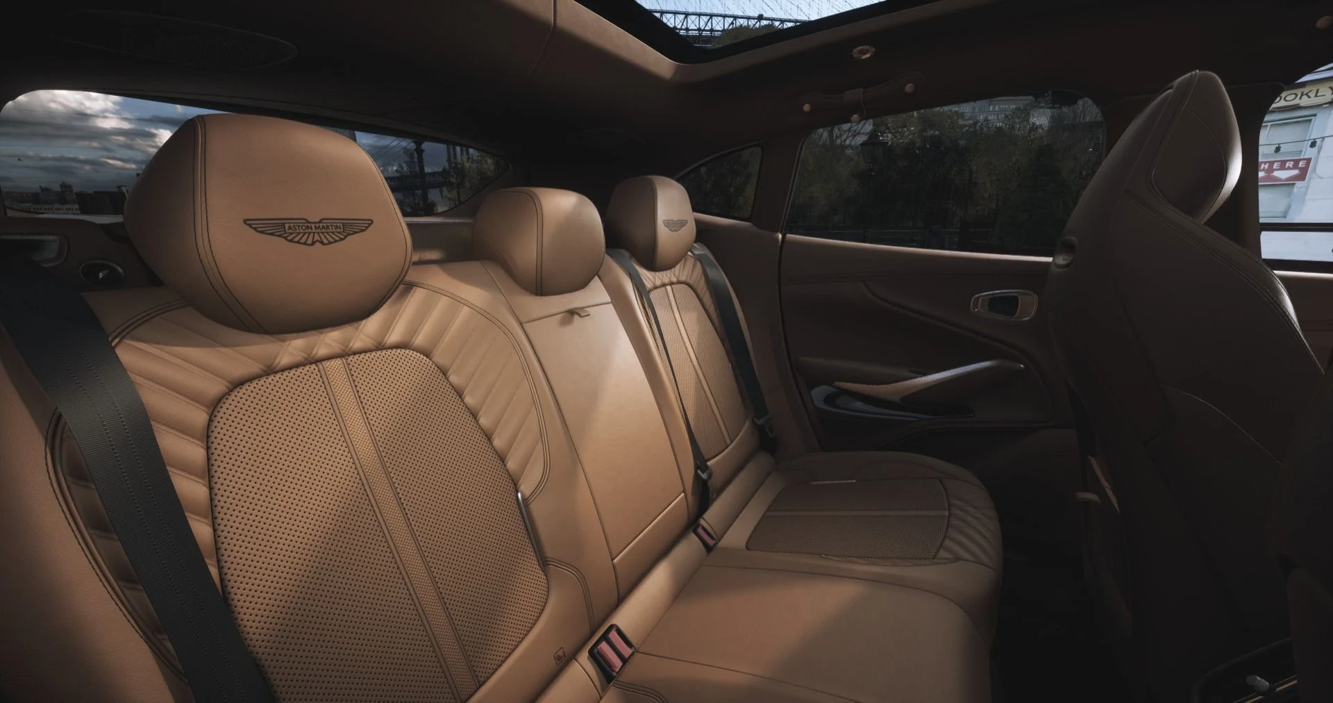 mph009_2947884094_New_2026_Aston_Martin_DBX_707_707_e99ccfba11