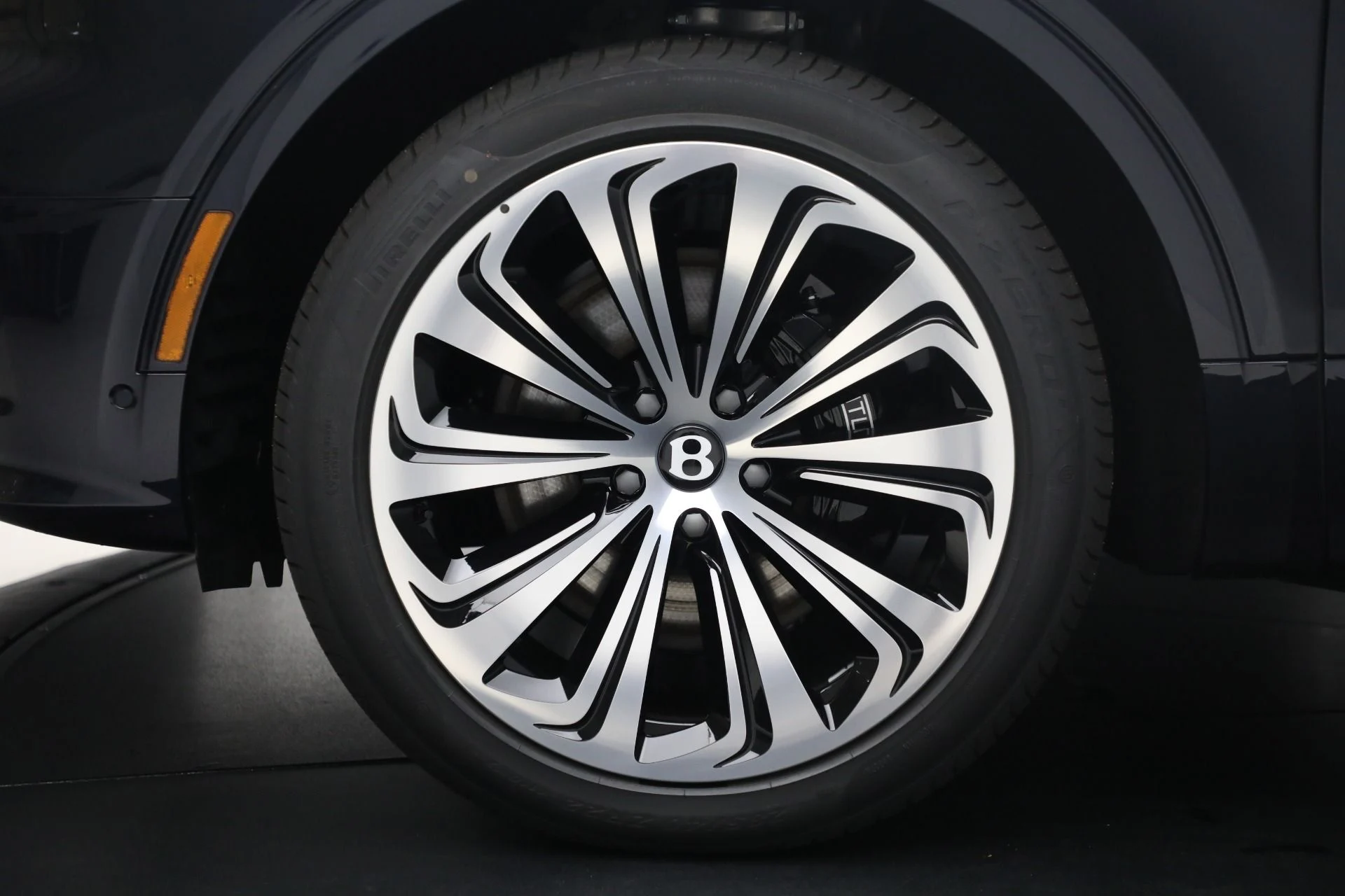 mph009_2949093684_New_2025_Bentley_Bentayga_Azure_V8_1762363194_9ed41ce744