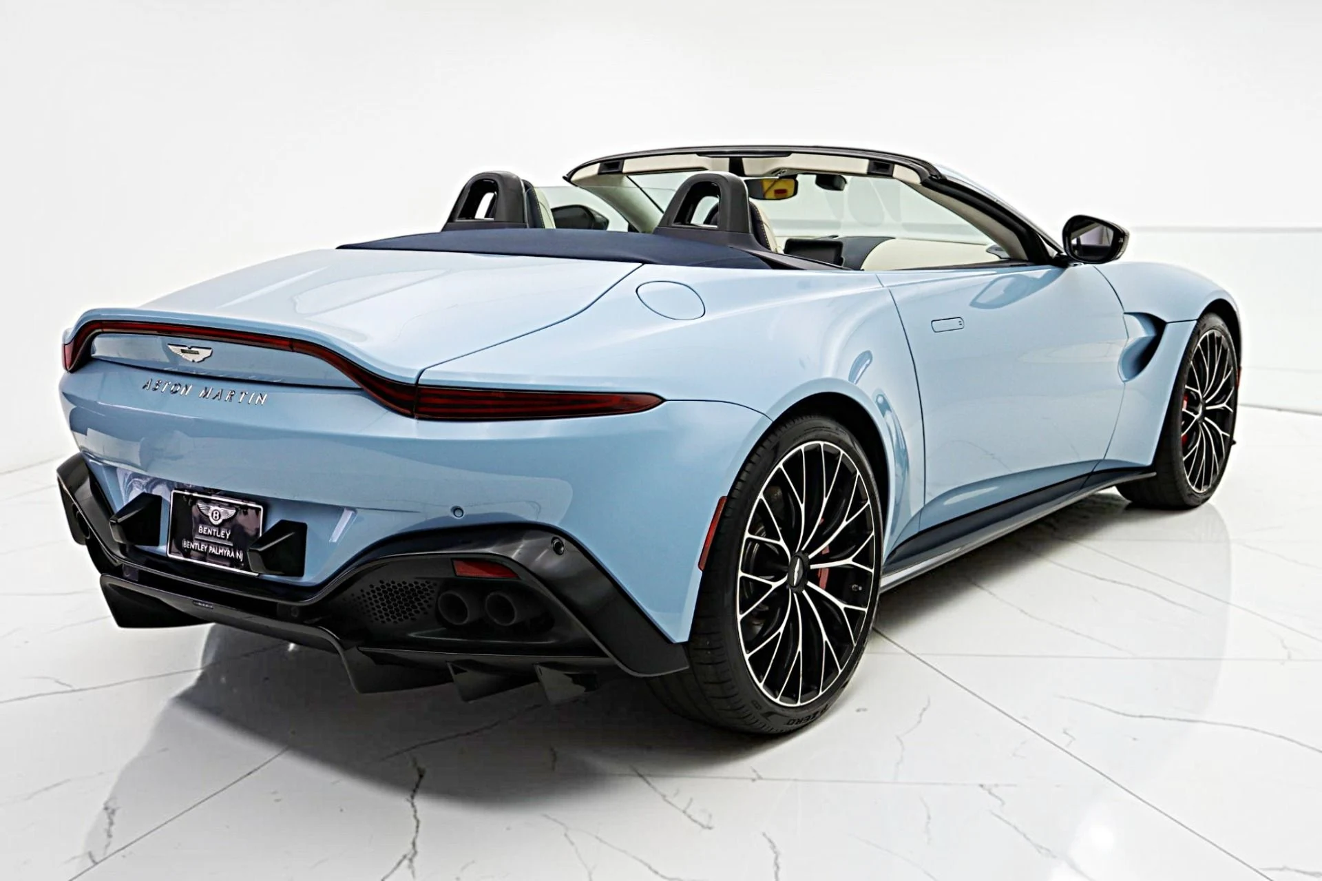 mph009_2994578943_Used_2022_Aston_Martin_Vantage_Roadster_60818b139f