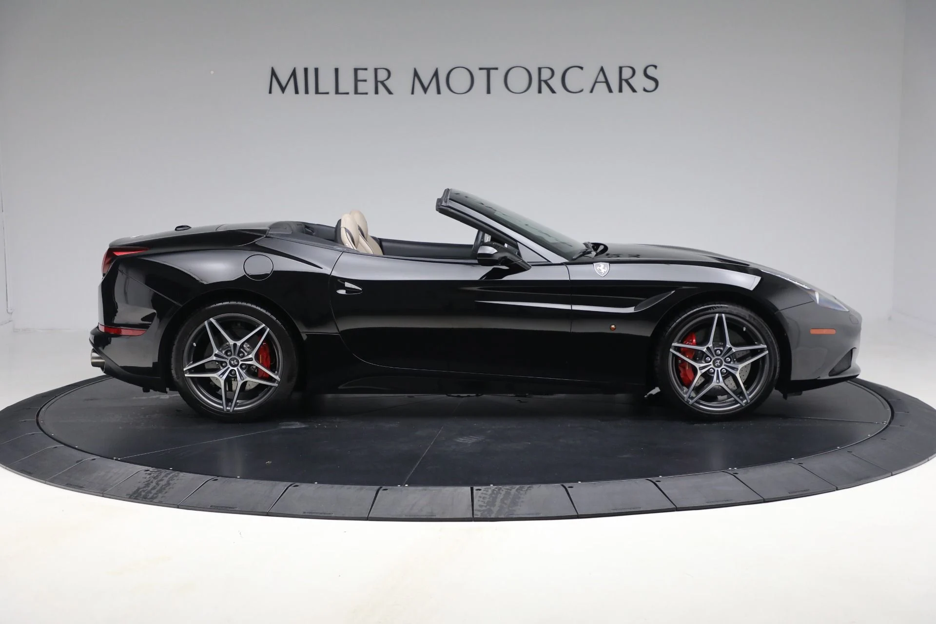 mph009_3011150032_Used_2016_Ferrari_California_T_1749504250_5c8517bbfc