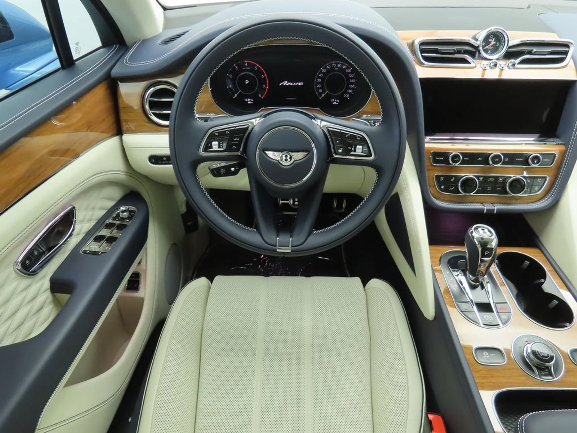 mph009_3013645098_new_2025_bentley_bentayga_v8awd_8119_22909990_10_1024_7b66a711fa