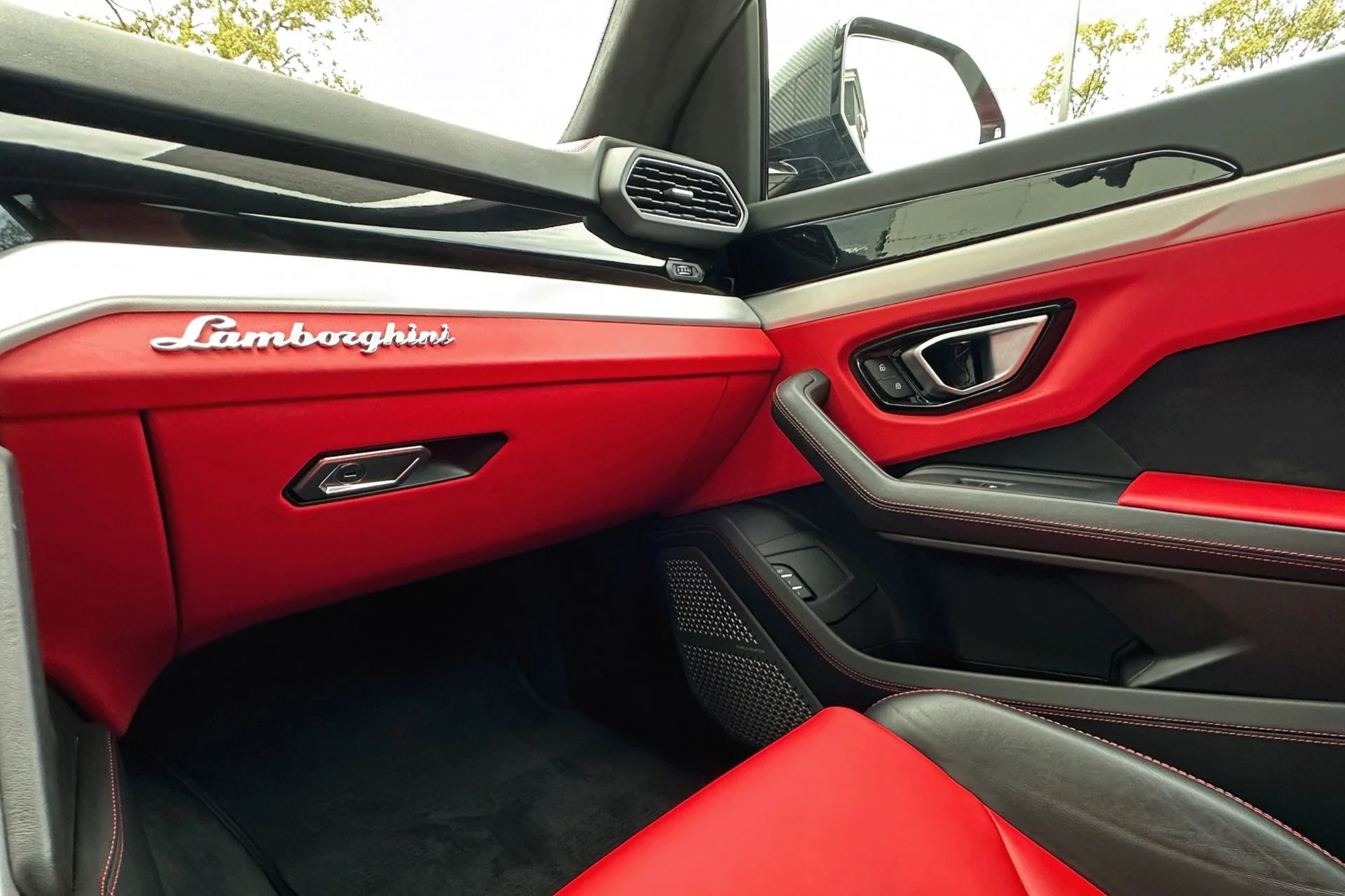 mph009_3041690832_Used_2019_Lamborghini_Urus_1760609107_c3e99ccf5a