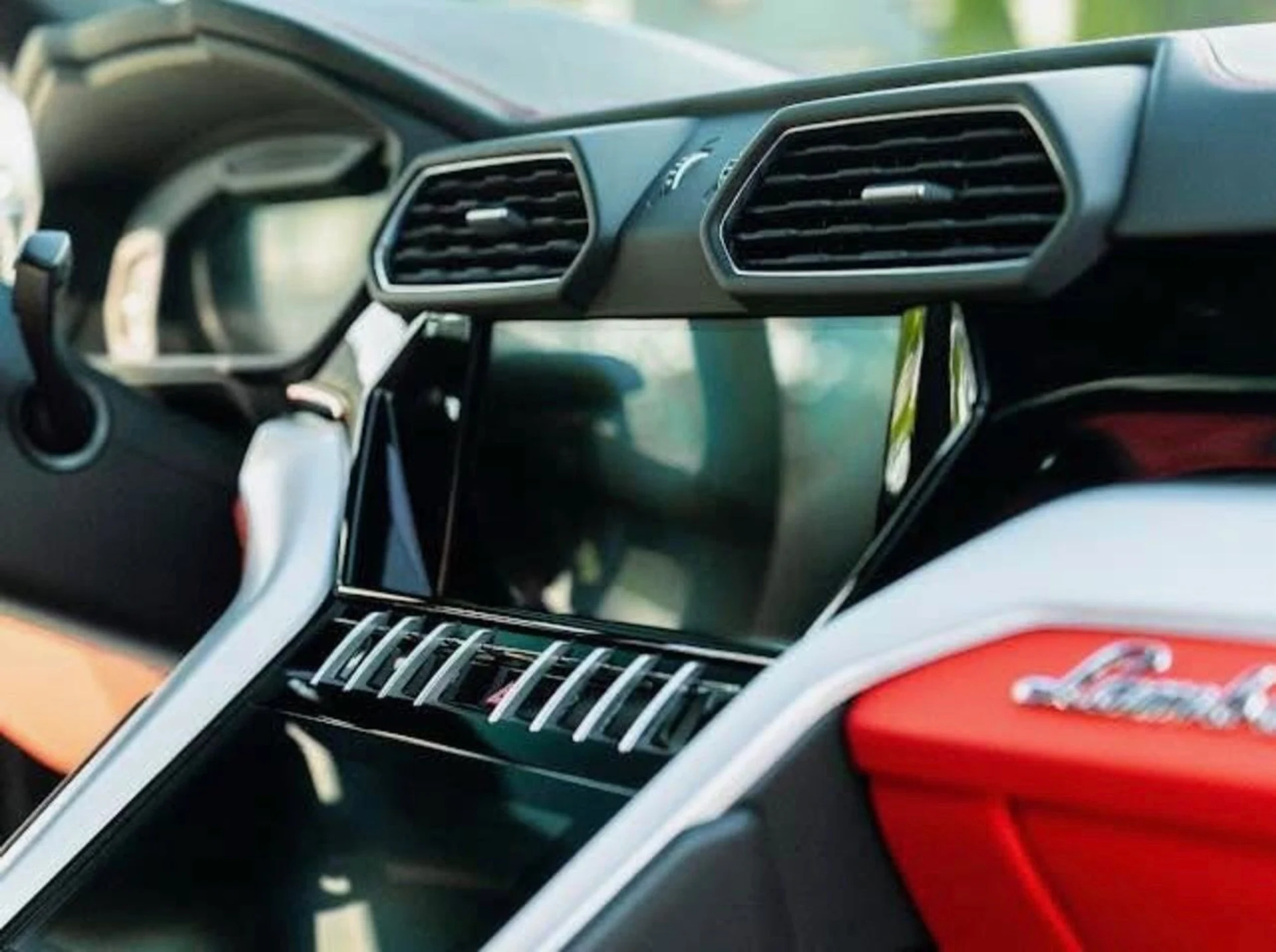 mph009_3105476256_Used_2020_Lamborghini_Urus_1757017018_46ae7f131e