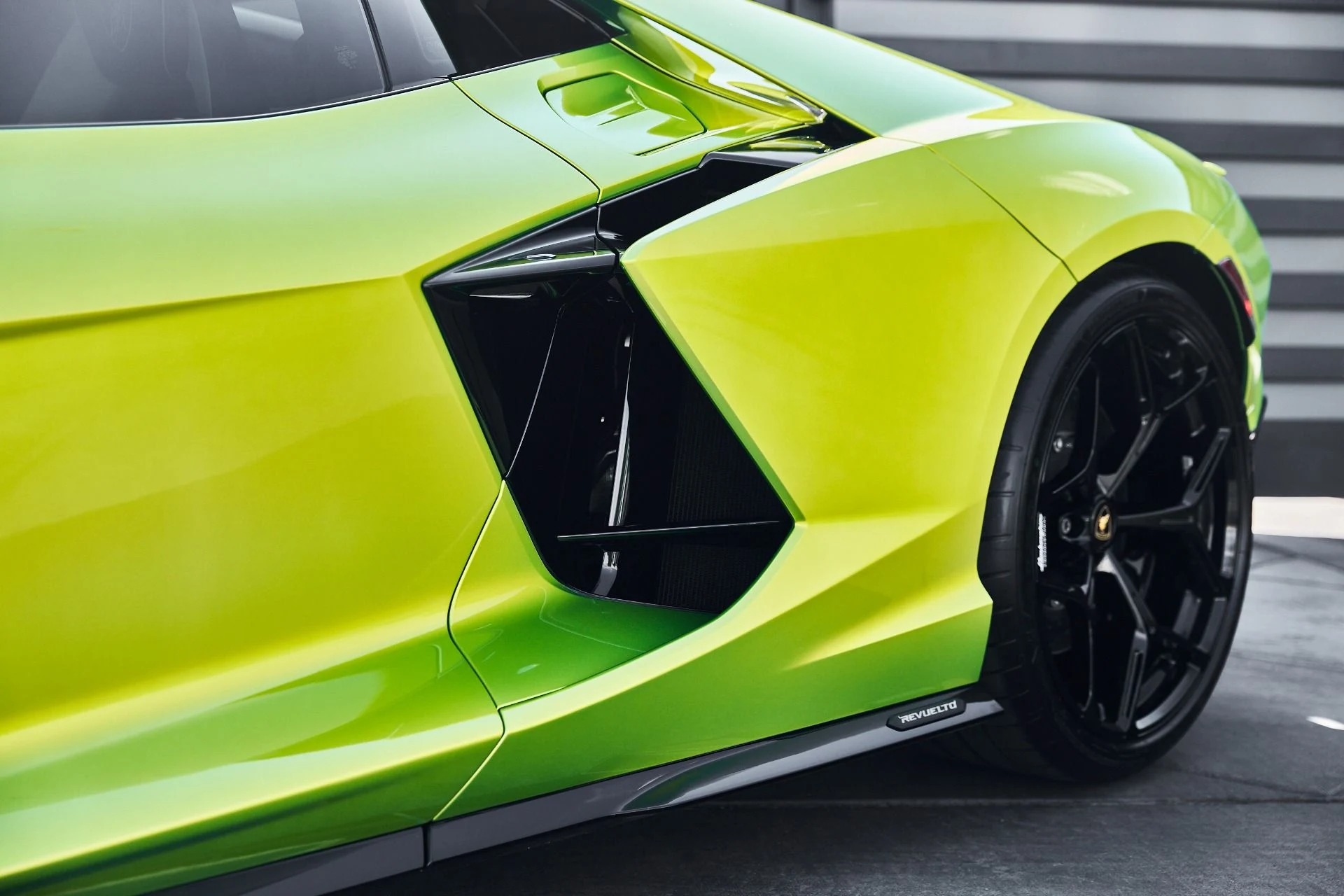 mph009_3114172045_Used_2025_Lamborghini_Revuelto_Base_1785288777_dc344afb56