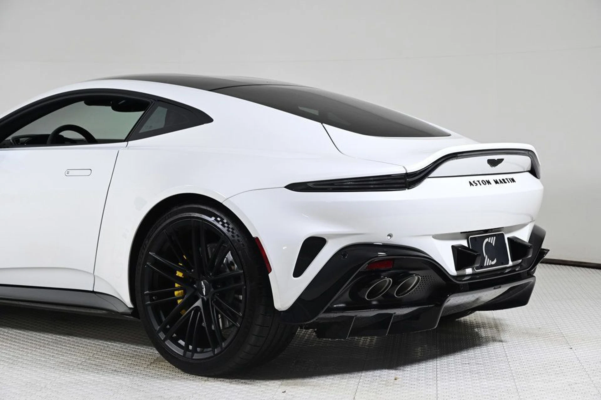 mph009_3124270905_used_2025_aston_martin_vantage_base_11350_22975138_9_1024_397ff2accb