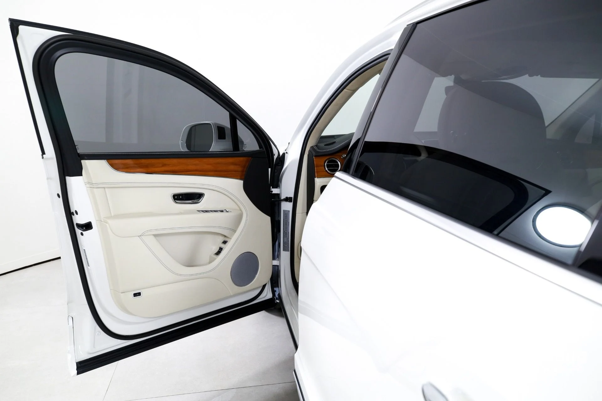 mph009_3148069521_Used_2023_Bentley_Bentayga_Hybrid_1760985592_ee08c93ed3