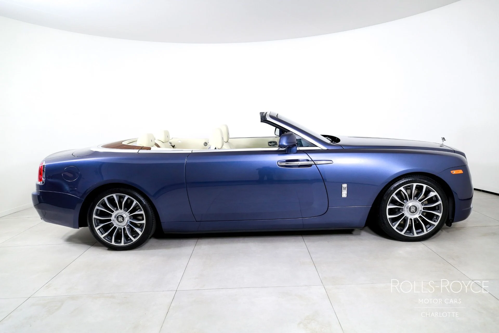 mph009_3152969976_Used_2017_Rolls_Royce_Dawn_1754332752_0ab5492119