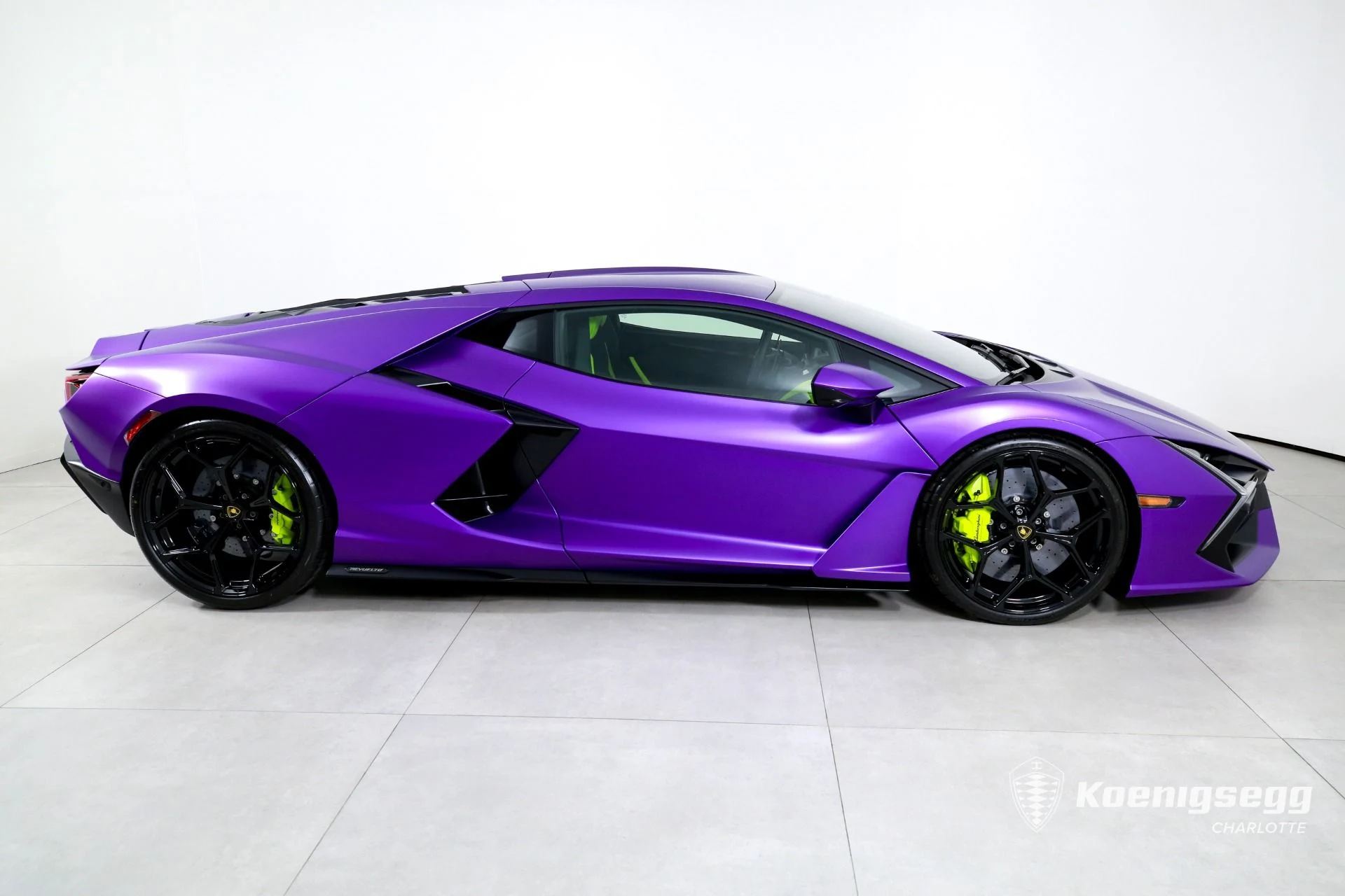 mph009_3159416979_Used_2025_Lamborghini_Revuelto_1783439310_5bced79dec