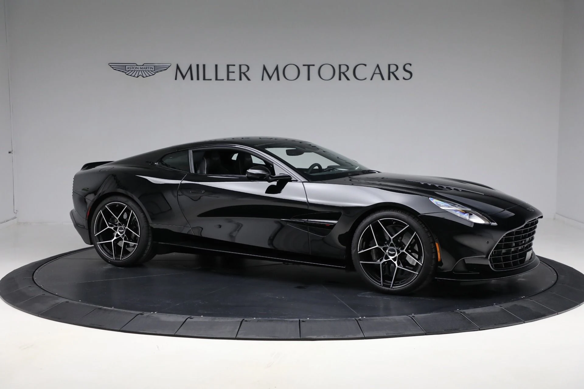 mph009_3177969994_New_2025_Aston_Martin_Vanquish_b1726b61d9