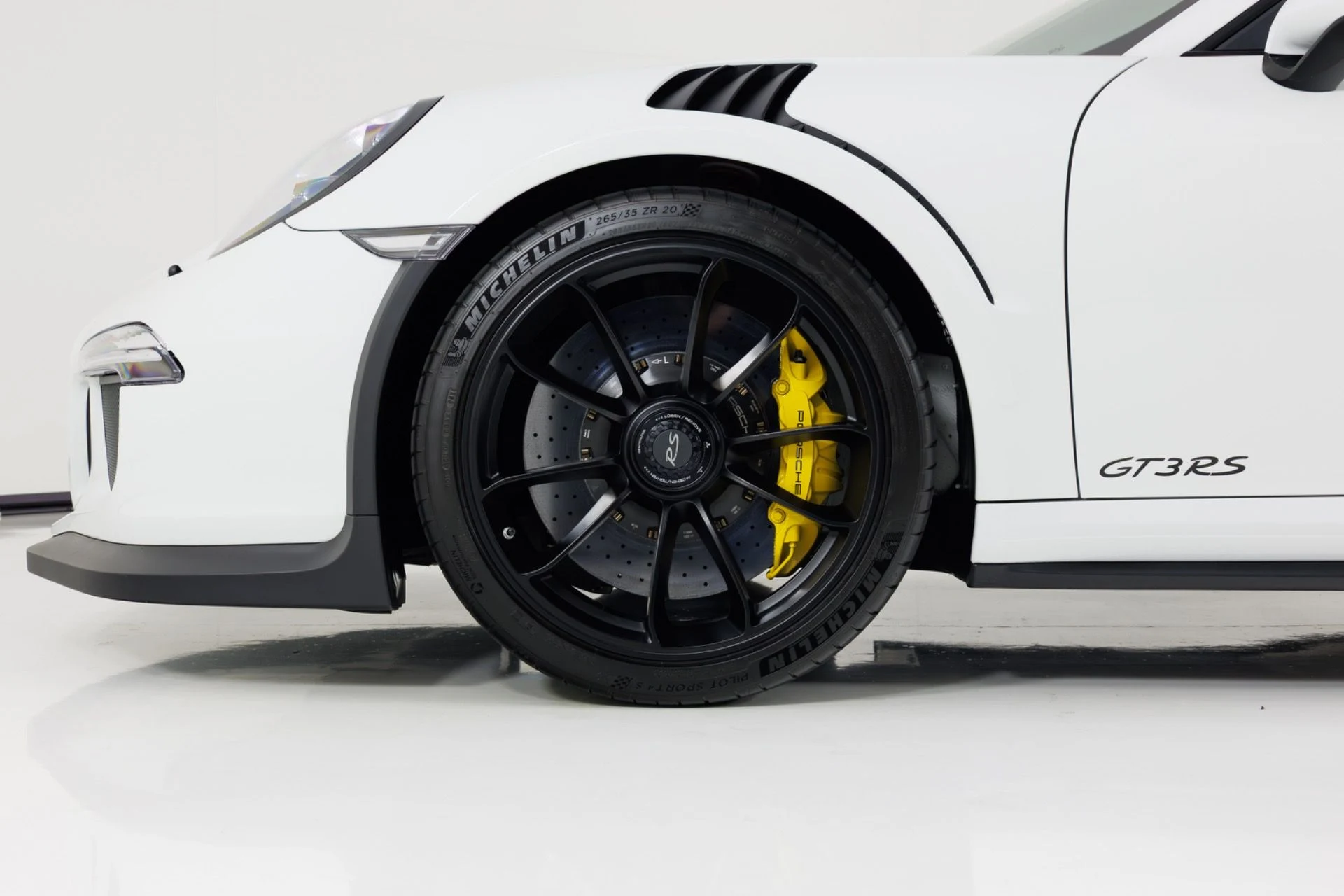 mph009_3212296944_Used_2016_Porsche_911_GT_3_RS_1775150674_9b3b7db79e