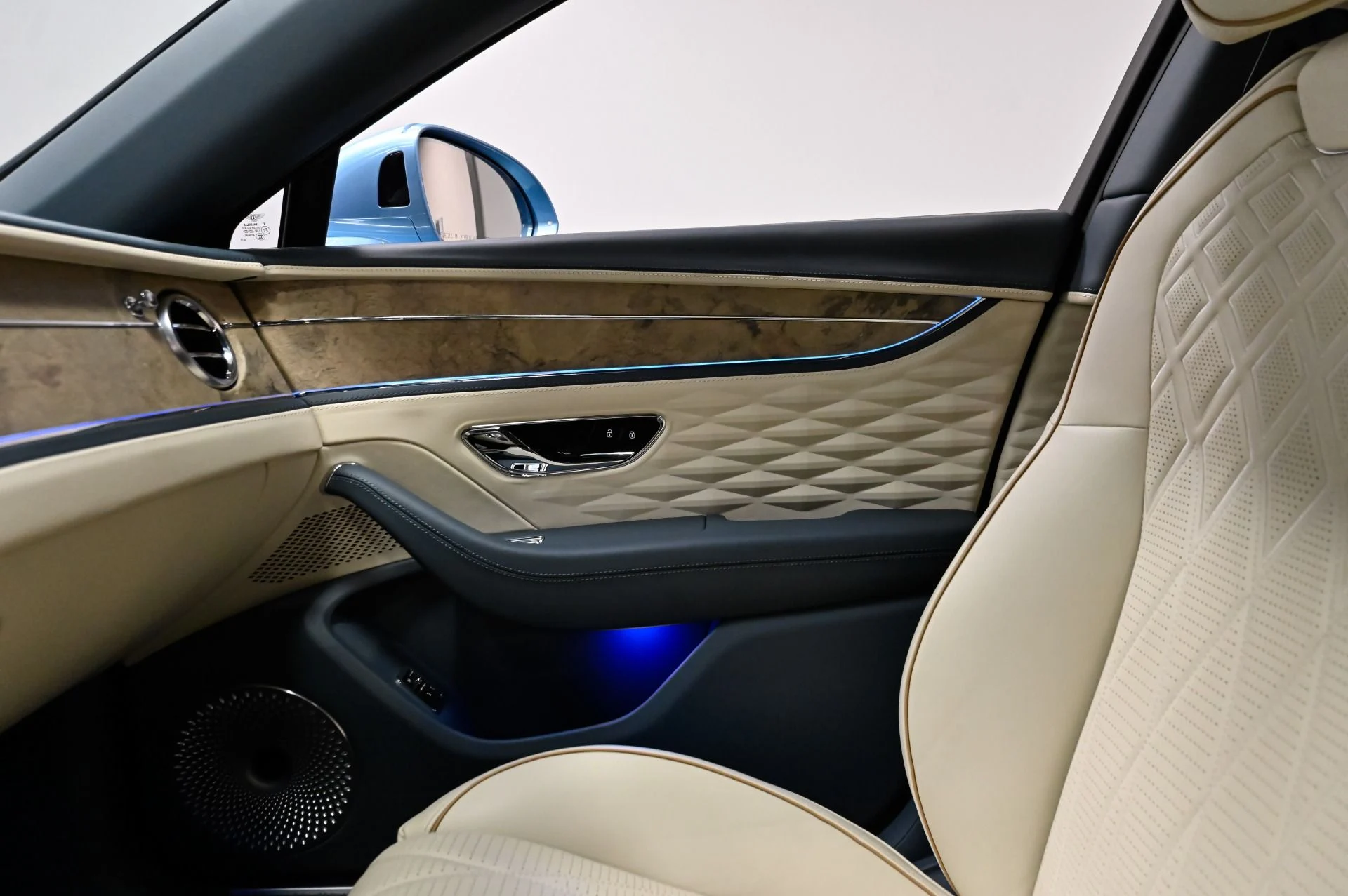 mph009_3215289426_Used_2022_Bentley_Flying_Spur_V8_1790876824_962492ee0e