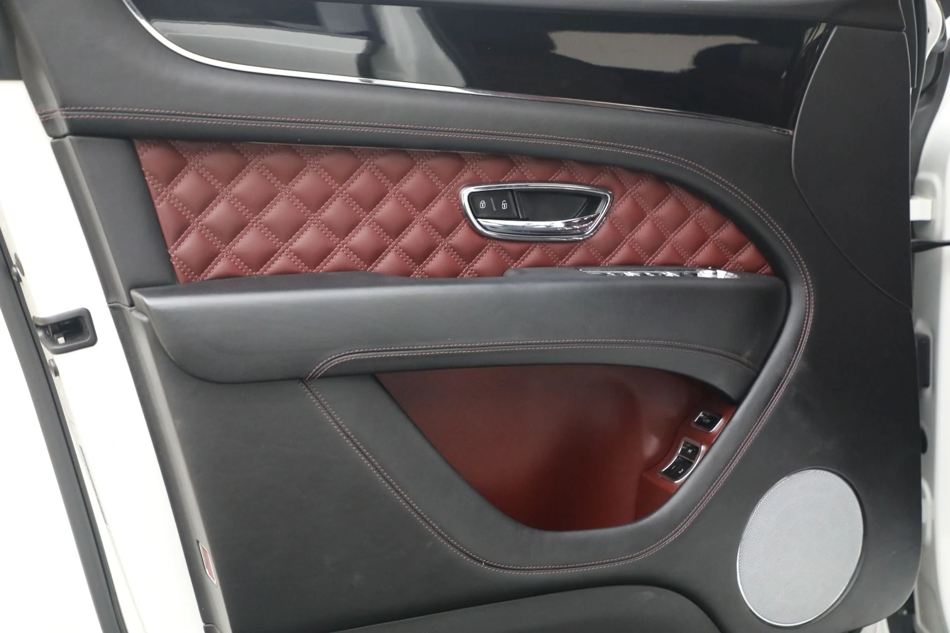 mph009_3247634346_Used_2021_Bentley_Bentayga_V8_1770336382_4e48805869