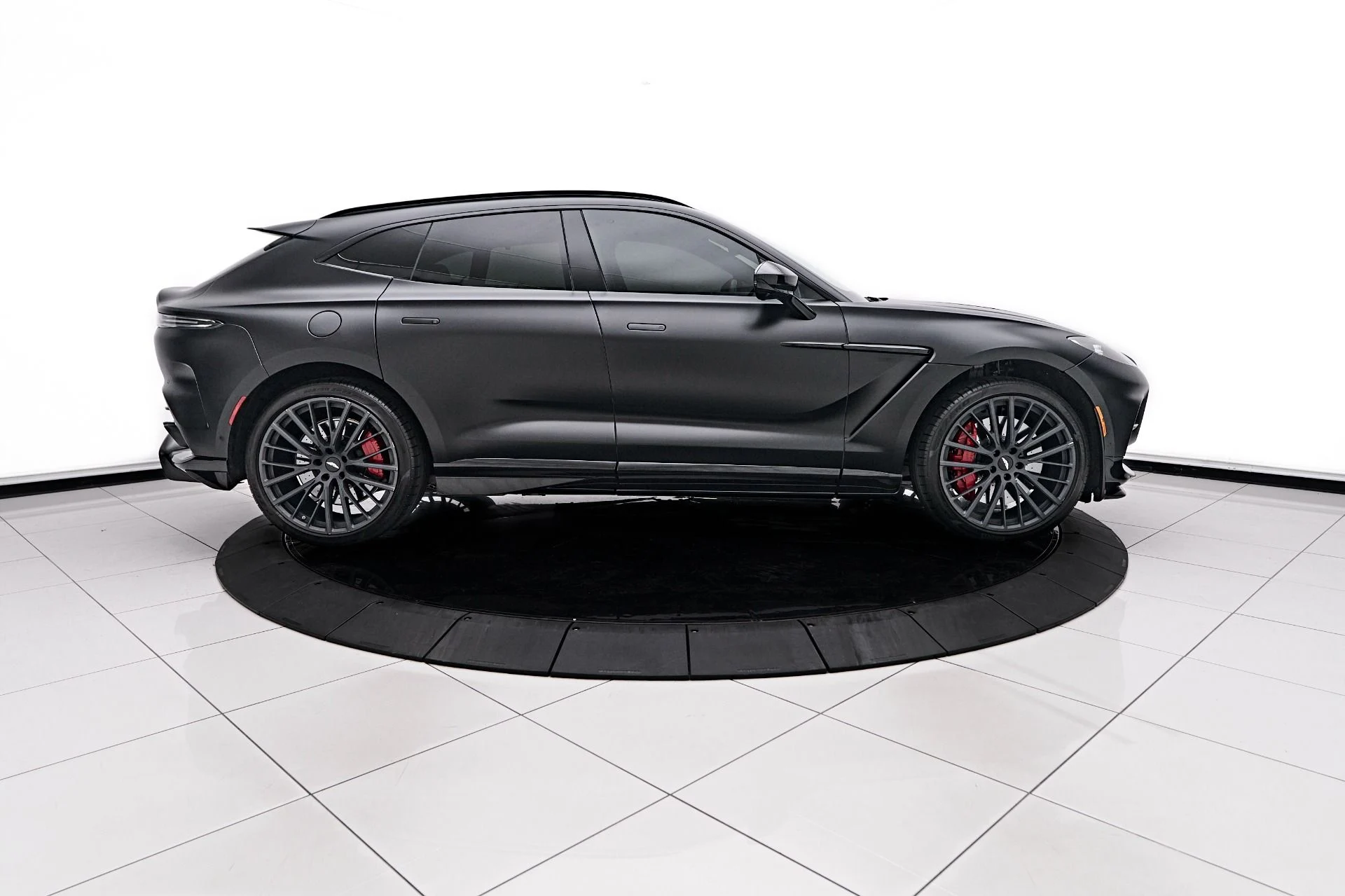 mph009_3267376586_Used_2023_Aston_Martin_DBX_707_1731378416_755bcea5cf
