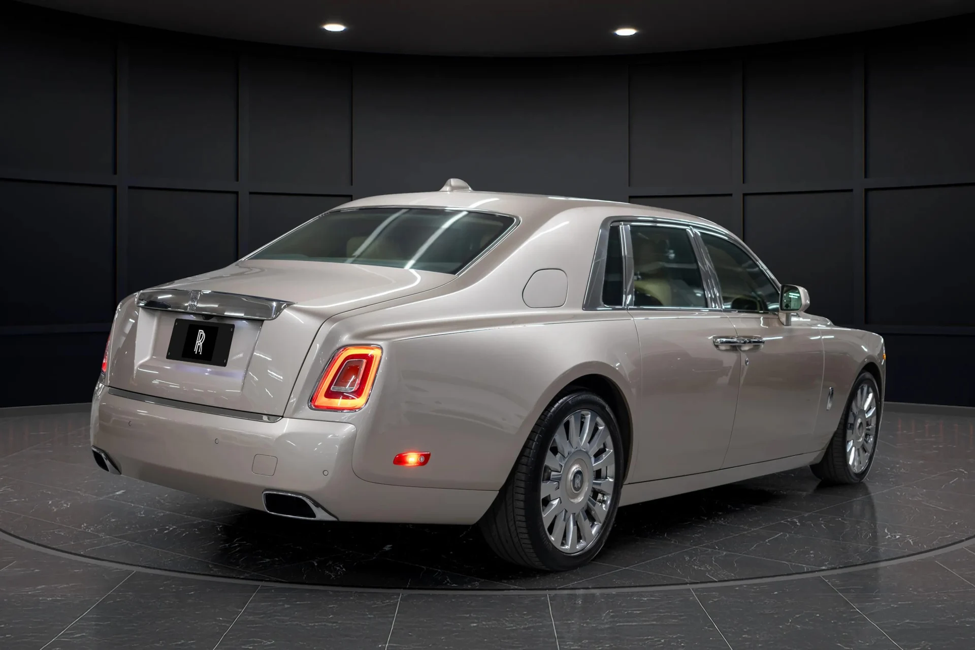 mph009_3289032236_9c863eeb_b2e6_4992_95e8_00a55875f8c6_201920_Rolls_Royce20_Phantom2028_SCA_687_S59_KU_10466929_9_506544a89a