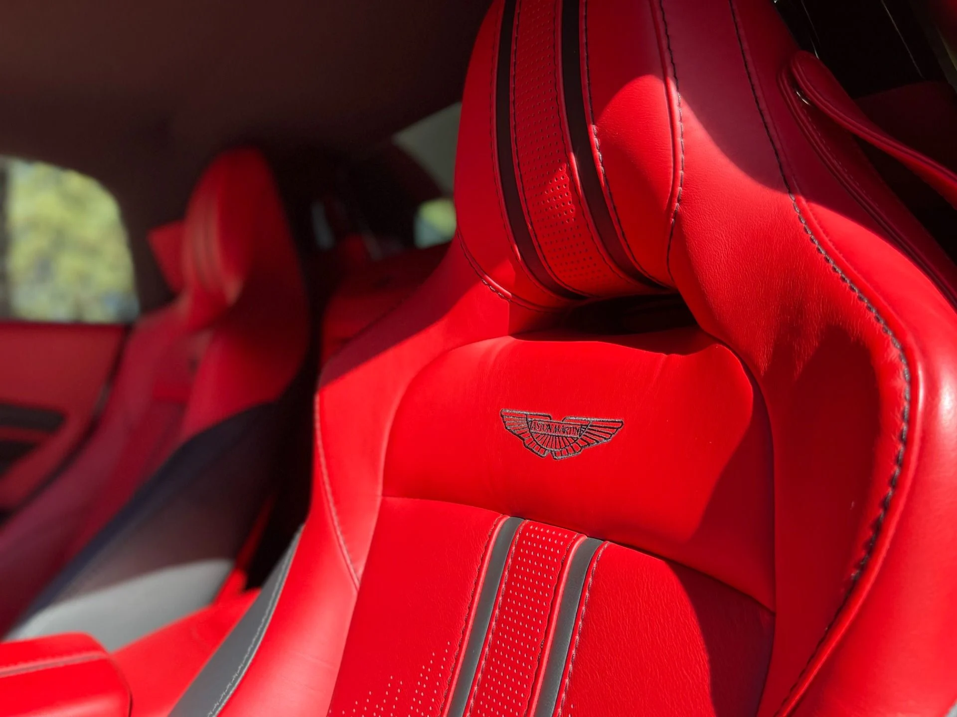 mph009_3297527575_Used_2021_Aston_Martin_Vantage_1762561003_7ac186379b