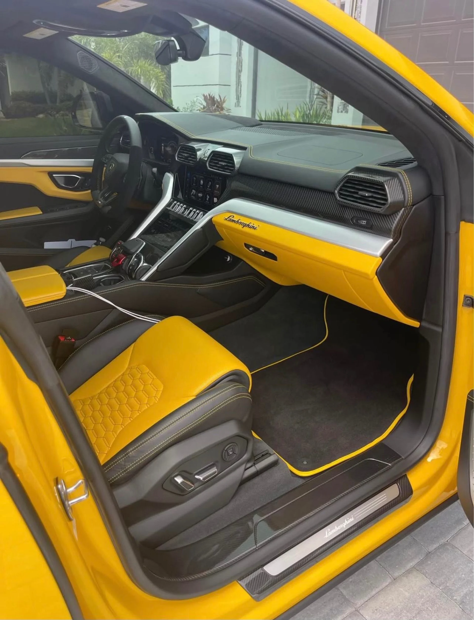 mph009_3346165793_Used_2020_Lamborghini_Urus_1754064718_c1c1a23233