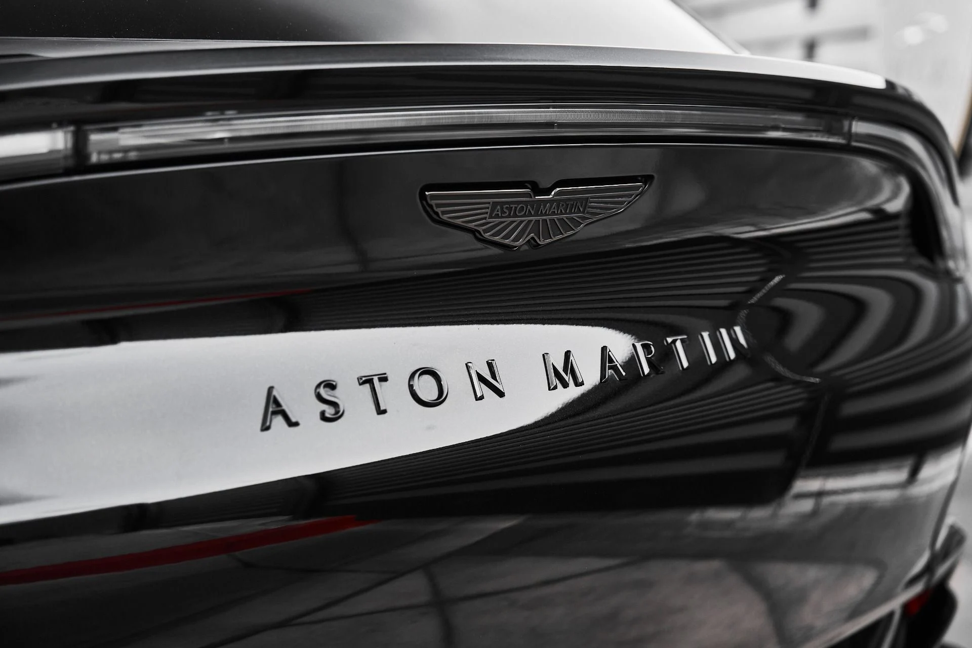 mph009_336290675_Used_2025_Aston_Martin_DBX_707_1775007936_fe3bfbf70d