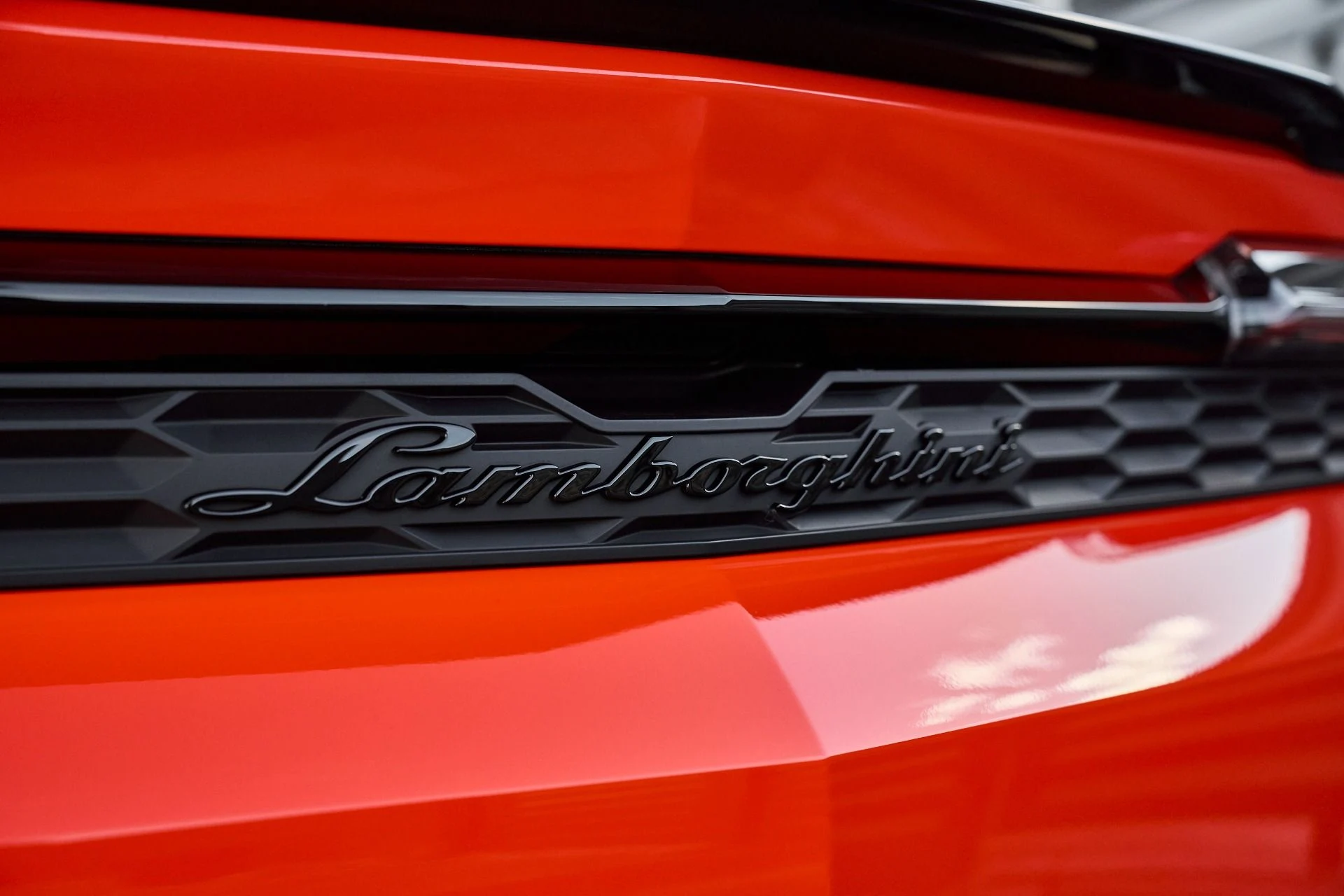 mph009_3384378594_Used_2025_Lamborghini_Urus_SE_1763604965_4d20dba228