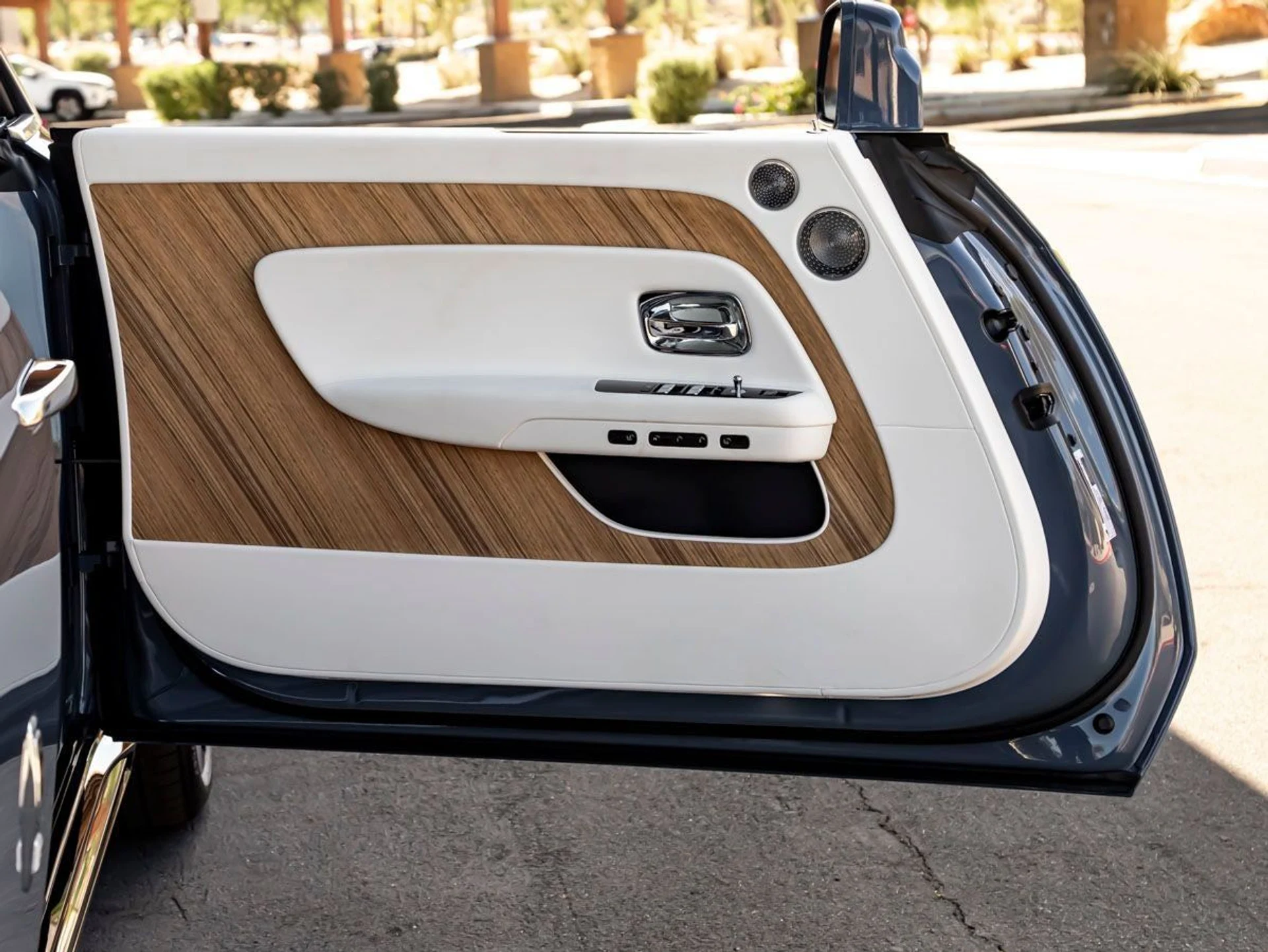 mph009_344132983_10_e396f84054