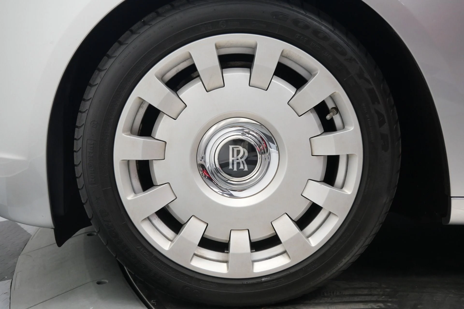 mph009_3464028530_Used_2013_Rolls_Royce_Ghost_Rear_Seat_Entertainment_Picnic_Tables_V12_Power_1766770439_ab597c4703