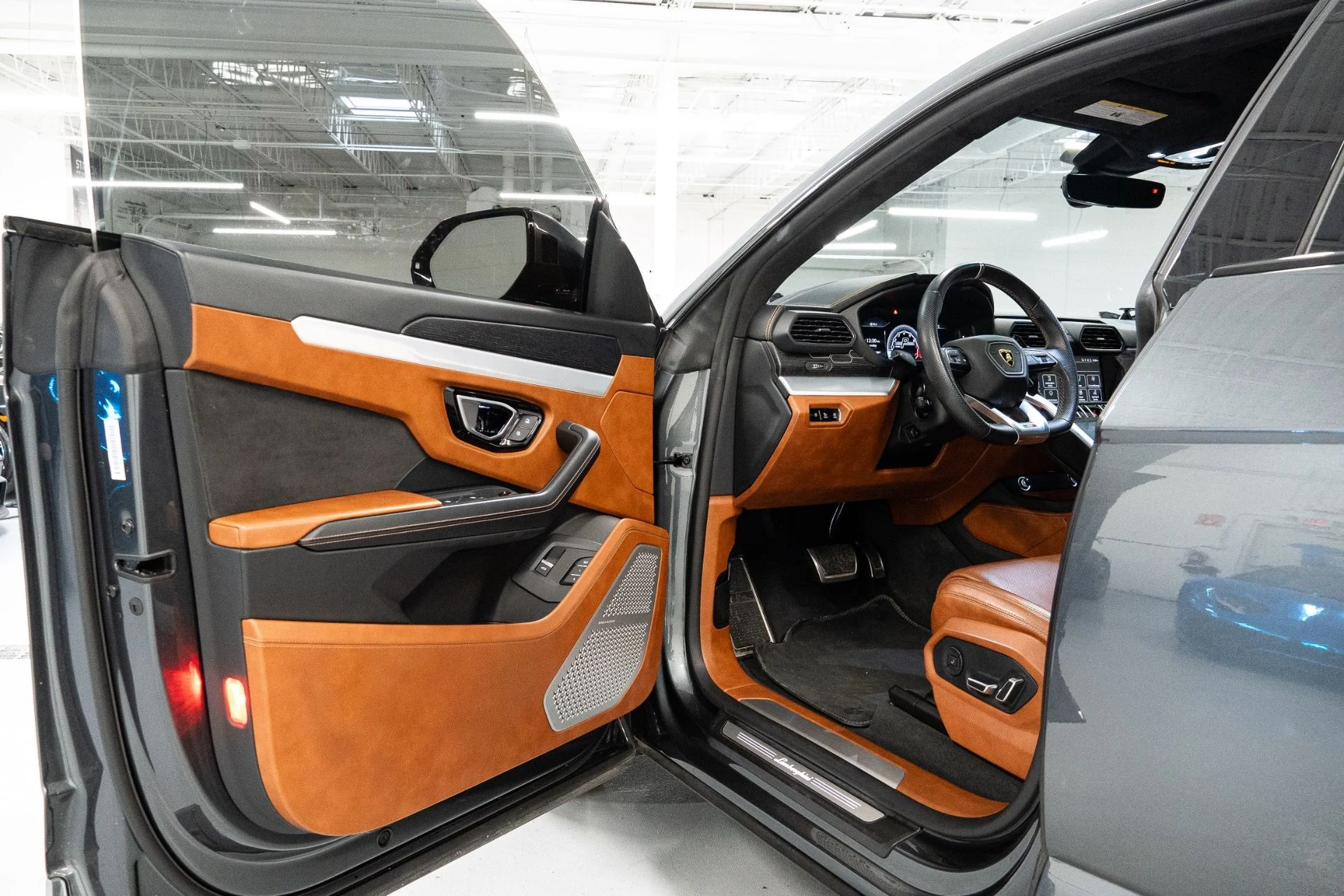 mph009_3472885392_Used_2019_Lamborghini_Urus_1770318658_28fd7c4dc9