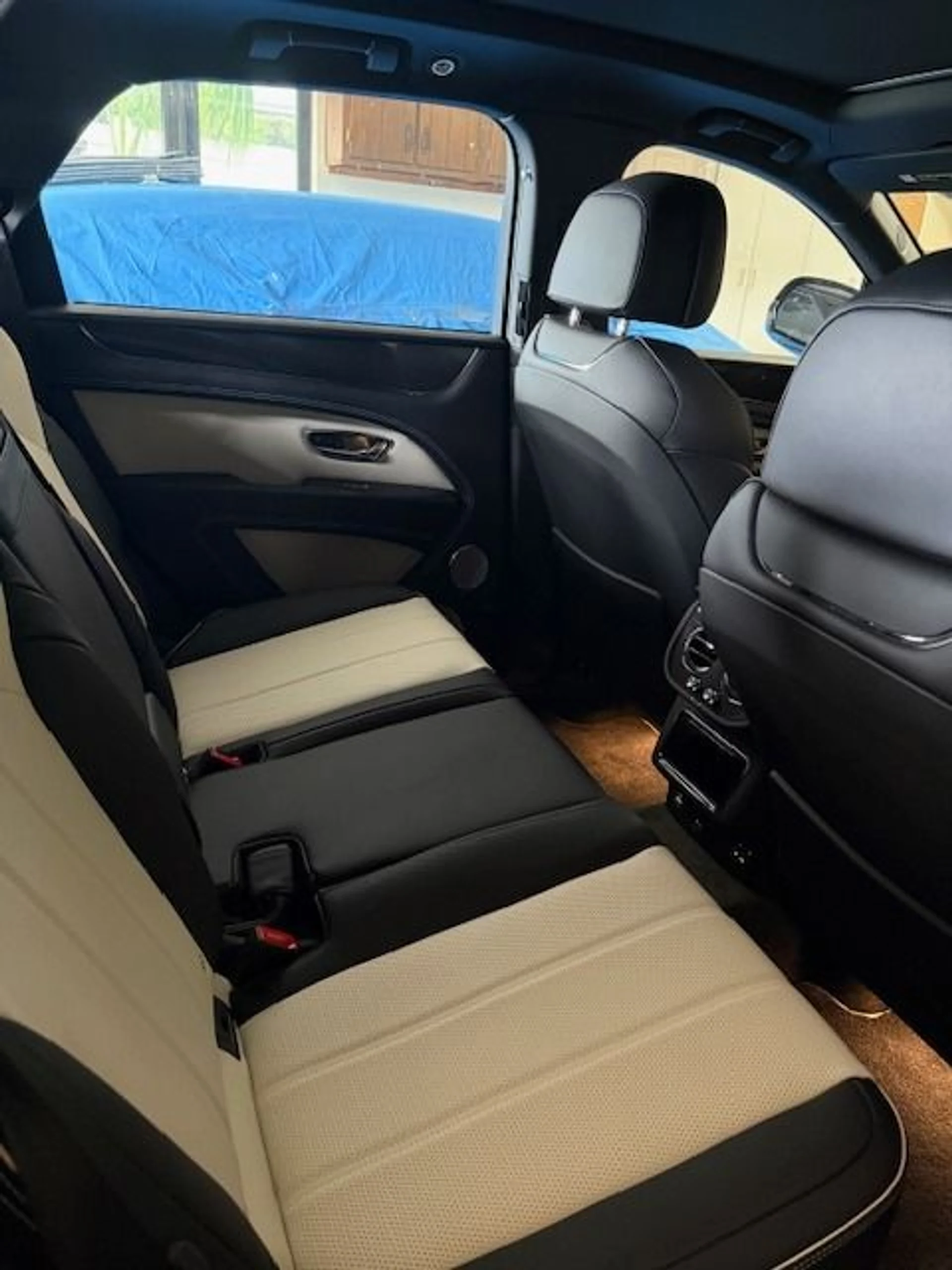 mph009_3521620832_Used_2022_Bentley_Bentayga_V8_1759961280_a7df83cf64