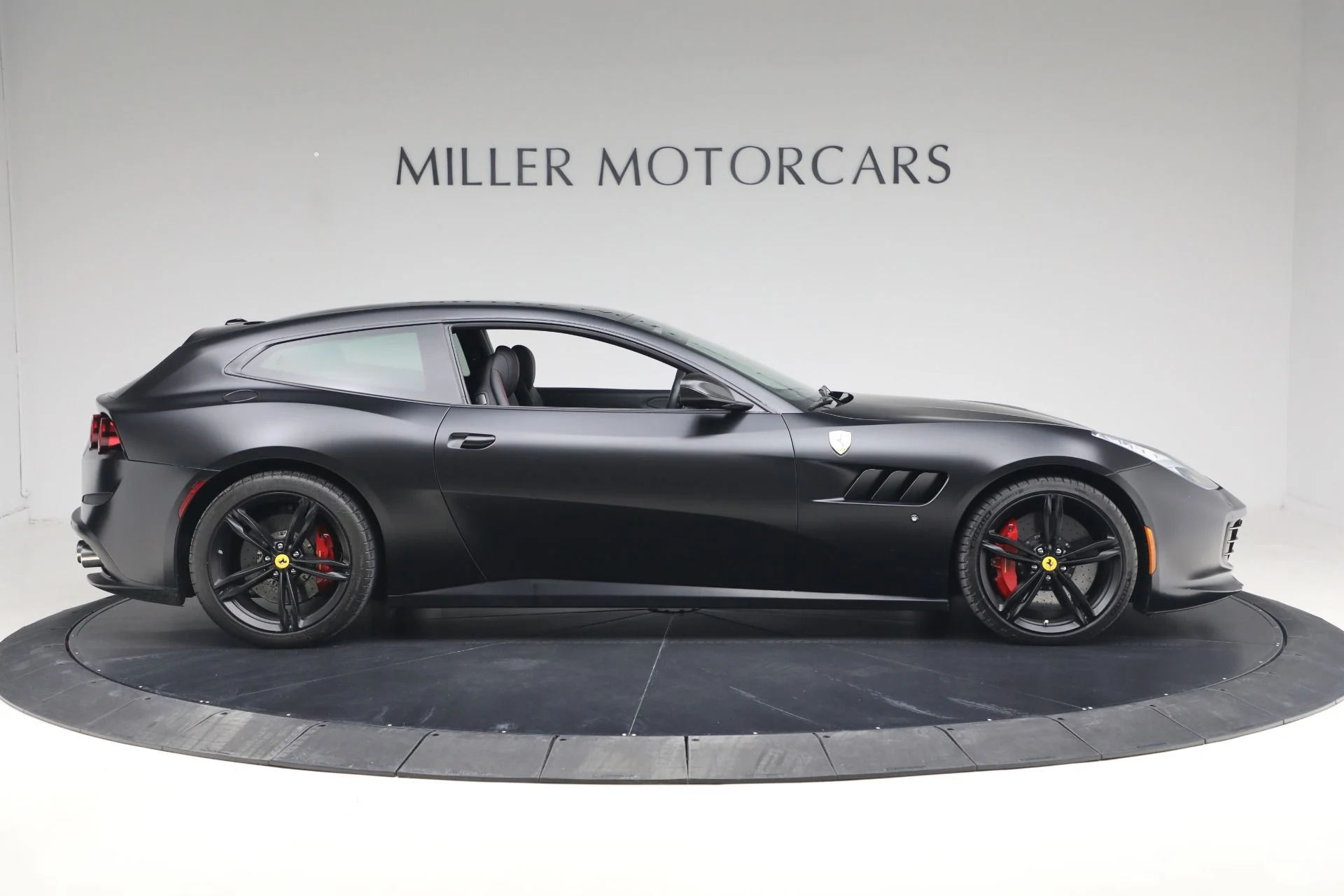 mph009_3563977600_Used_2018_Ferrari_GTC_4_Lusso_1787858853_af263e275b